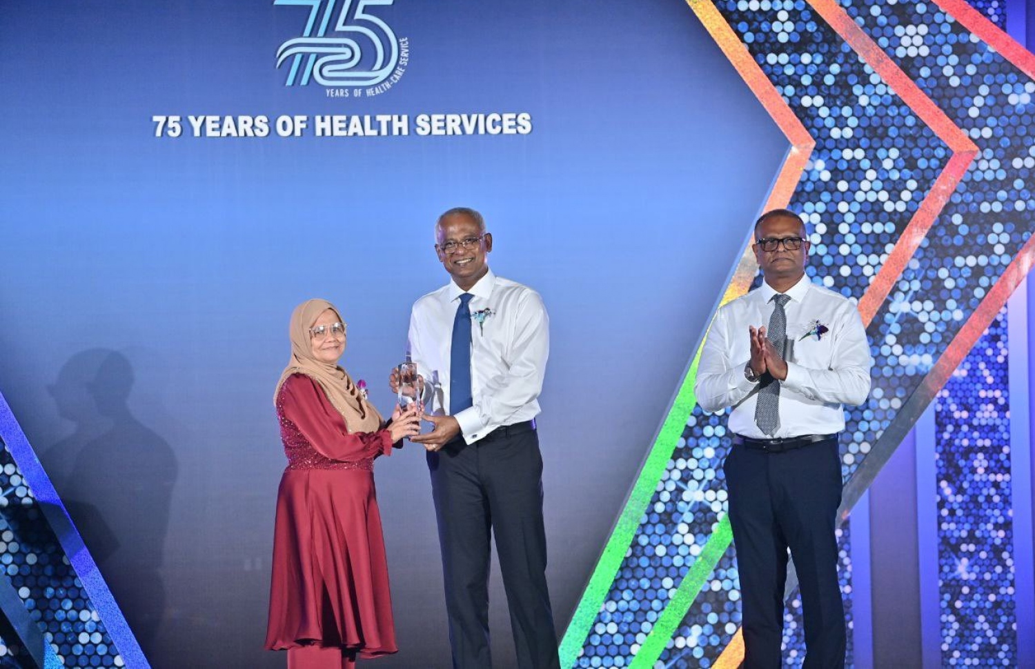 ސިއްހީ ދާއިރާ އަށް 40 އަށް ވުރެ ގިނަ އަހަރު ވަންދެން ހިދުމަތް ކުރެއްވި ބޭފުޅަކަށް ރައީސް ހަނދާނީ ފިލާ ހަވާލުކޮށް ދެއްވަނީ: ސިއްހީ ދާއިރާގައި މި ސަރުކާރުން އާ ހިދުމަތްތަކެއް ފަށާފައިވާކަމަށް ރައީސް ވިދާޅުވި --- ފޮޓޯ: ރައީސް އޮފީސް