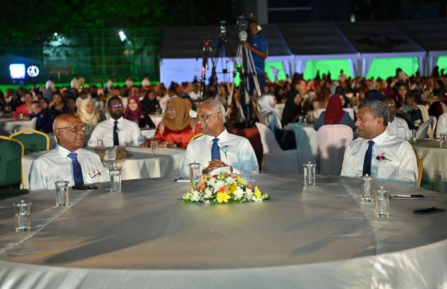 ރާއްޖޭގައި ޑޮކްޓަރީ ހިދުމަތް ދޭން ފެށިތާ 75 އަހަރު ފުރުން ފާހަގަ ކުރުމަށް މިރޭ އައިޖީއެމްއެޗުން ބޭއްވި ހަފުލާގައި ރައީސް ބައިވެރިވެ ވަޑައިގަންނަވަނީ: ސިއްހީ ދާއިރާ އަށް ޕްރައިވެޓް ސެކްޓާއިން ކުރަމުން ގެންދާ މަސައްކަތް ރައީސް ފާހަގަ ކުރެއްވި --- ފޮޓޯ: ރައީސް އޮފީސް