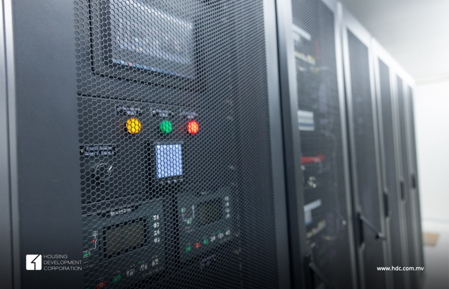 އެޗްޑީސީން ހުޅުމާލޭގައި ބެހެއްޓި ކޮންޓެއިނާ ޑޭޓާ ސެންޓަރުގެ އެތެރެ-- ފޮޓޯ: އެޗްޑީސީ