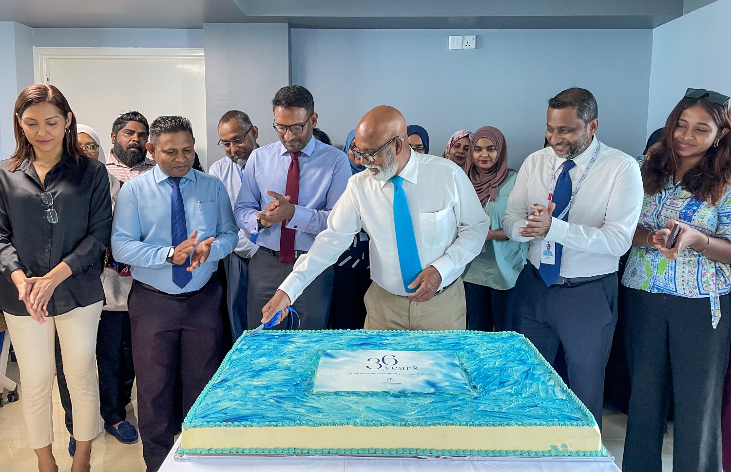 އަހަރީ ދުވަހުގެ ކޭކު ފަޅަނީ. -- ފޮޓޯ: ފަޔާޒް މޫސާ | މިހާރު