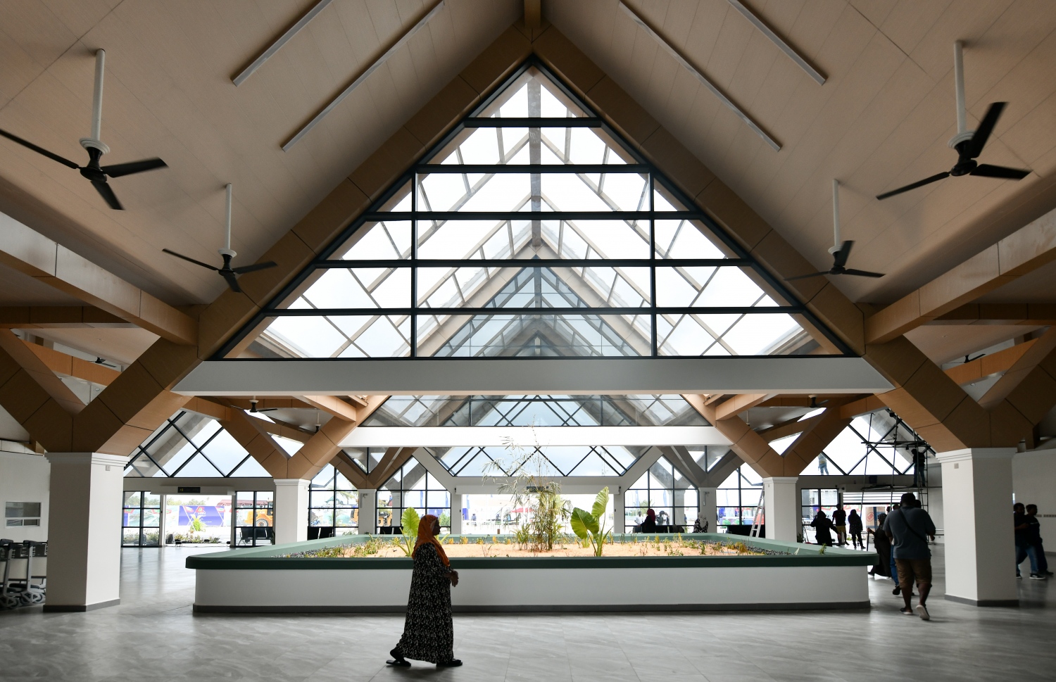 ގއ. ފަރެސްމާތޮޑާ އެއާޕޯޓުގެ އެތެރެ. އެ އިމާރާތުގެ 40 ޕަސެންޓު ސްޓްރަކްޗަރުގައި ބޭނުންކޮށްފައިވަނީ ބިއްލޫރި- ފޮޓޯ: ނިޝާން އަލީ/ މިހާރު