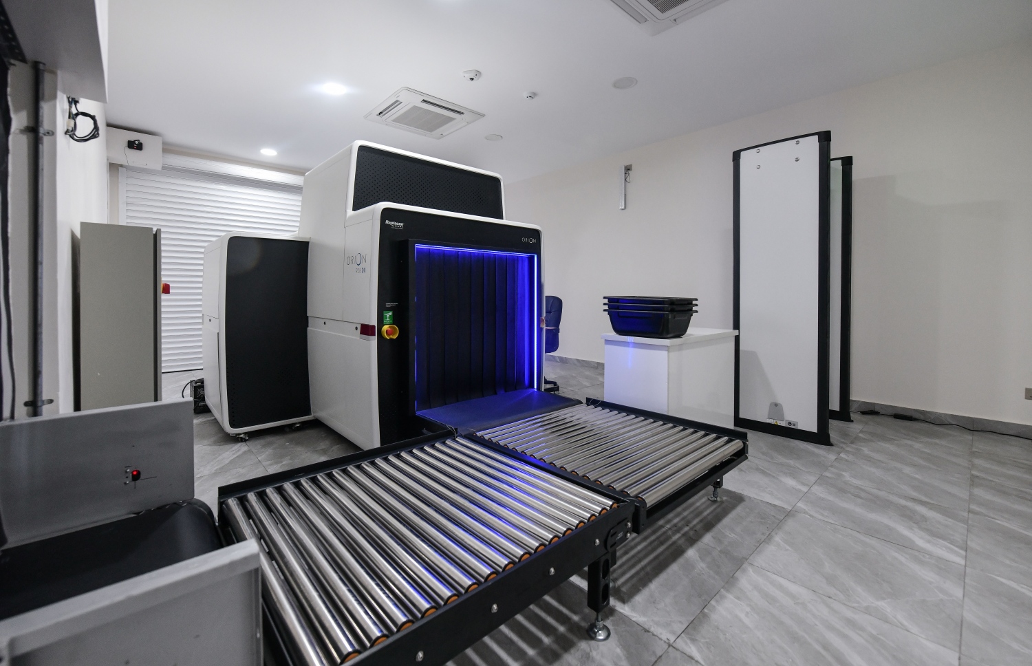 އެއާޕޯޓުގެ ސްކޭން މެޝިން: އެއާޕޯޓު ހަދާފައިވަނީ އޮޕަރޭޝަނަލް ހަރަދުތައް ކުޑަކުރެވޭނެ ގޮތަށް. -- ފޮޓޯ: ނިޝާން އަލީ/ މިހާރު