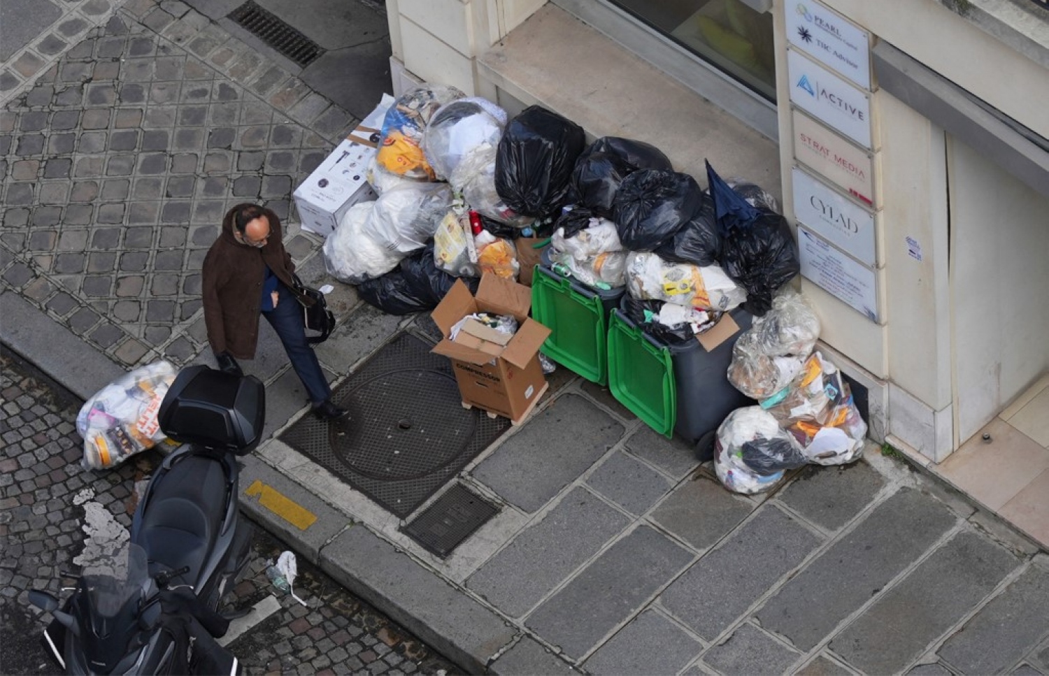 ގޭތައް ސާފުކުރުމަށް ފަހު މަގަކަށް ނެރެފައިވާ ކުނިތަކެއް.-- ފޮޓޯ: ފަޔާޒު މޫސާ | މިހާރު