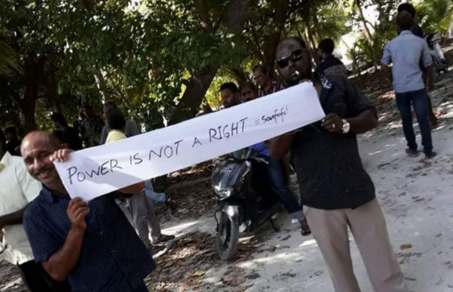 ފ. އަތޮޅު ވިއްކާލުމާ ދެކޮޅަށް ބިލެތްދޫގައި 2017 ވަނަ އަހަރު ކުރި މުޒާހަރާއެއްގައި ބަޔަކު ބައިވެރިވަނީ.