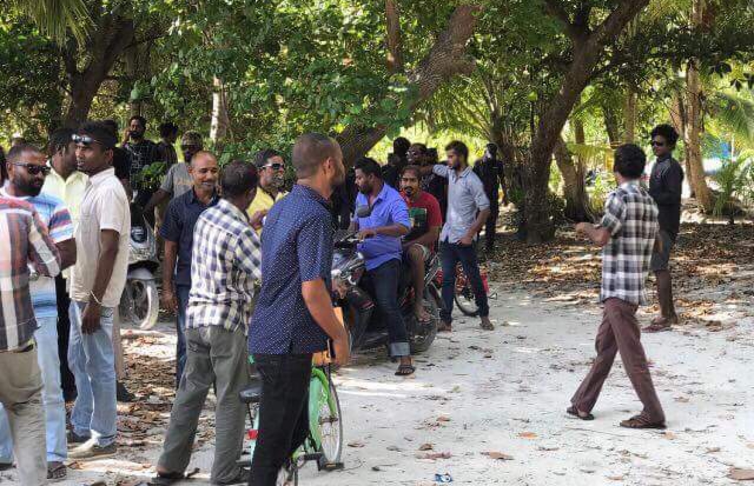 ފ. އަތޮޅު ވިއްކާލުމާ ދެކޮޅަށް އެ އަތޮޅުގެ ރަށެއްގައި 2017 ވަނަ އަހަރު ބޭއްވި މުޒާހަރާއެއްގައި ބަޔަކު ބައިވެރިވަނީ.
