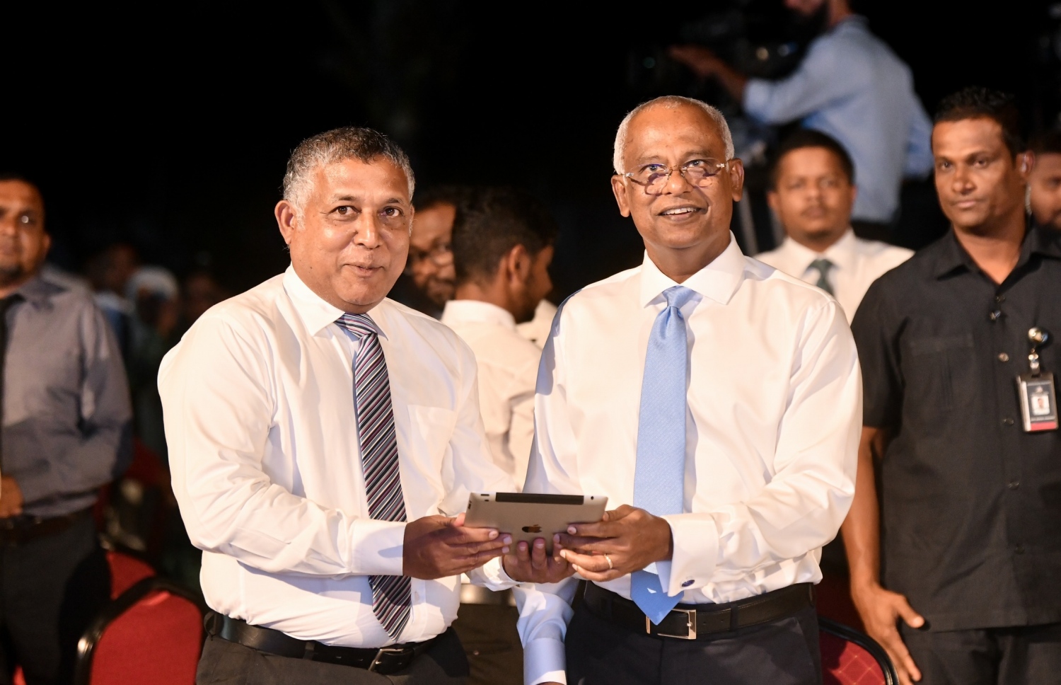 ރައީސް އިބްރާހިމް މުހައްމަދު ސޯލިހު، ފަރެސްމާތޮޑާ އެއާޕޯޓް މިރޭ ރަސްމީކޮށް ހުޅުއްވައި ދެއްވާއިރު، އަރިހުގައި އެ ރަށަށް އުފަން ޕްލޭނިން މިނިސްޓަރު އަސްލަމް.---ފޮޓޯ: ނިޝާން އަލީ| މިހާރު