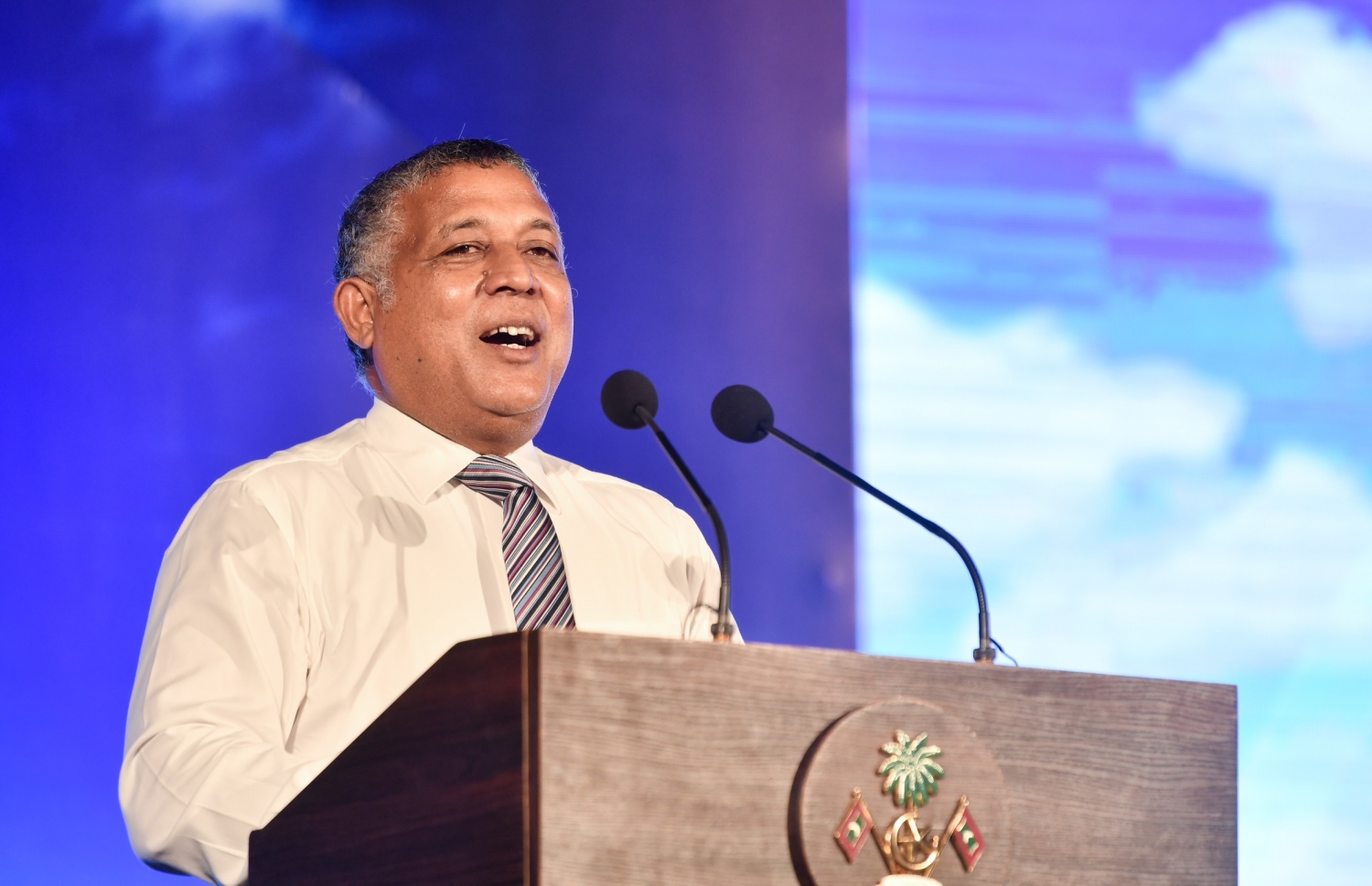 ގދ.ފަރެސްމާތޮޑާ އެއާޕޯޓު ހުޅުވުމުގެ ރަސްމިއްޔާތުގައި މިނިސްޓަރު އަސްލަމު ވާހަކަދައްކަވަނީ. އޭނާ ވިދާޅުވީ، ރާއްޖެއަށް ބޭނުންވާ އެއާޕޯޓުގެ 80 ޕަސެންޓު ނިމިފައިވާ ކަމަށް-- ފޮޓޯ: ނިޝާން އަލީ/ މިހާރު