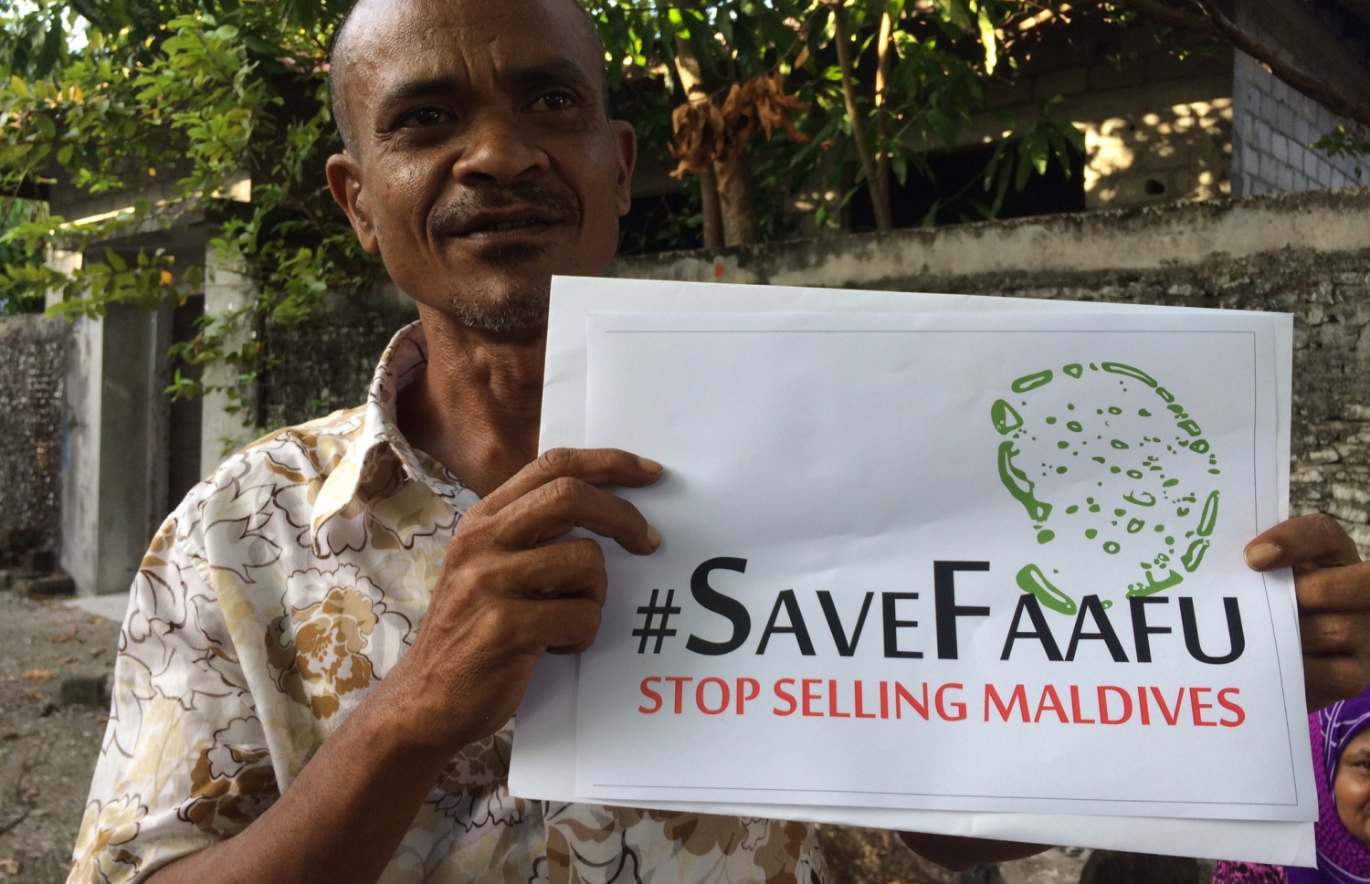 ސޭވް ފާފުގެ މުޒާހަރާގައި މީހަކު ބައިވެރިވަނީ -- ފޮޓޯ: ޓުވިޓާ