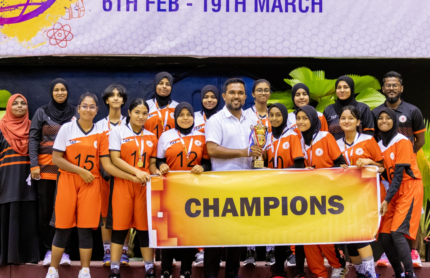 17 އަހަރުން ދަށުގެ އަންހެން ޗެމްޕިއަންކަން ހޯދި ބިލަބޮންގް ޓީމަށް ތަށި ހަވާލް ކުރަނީ. -- ފޮޓޯ: ފަޔާޒް މޫސާ/ މިހާރު