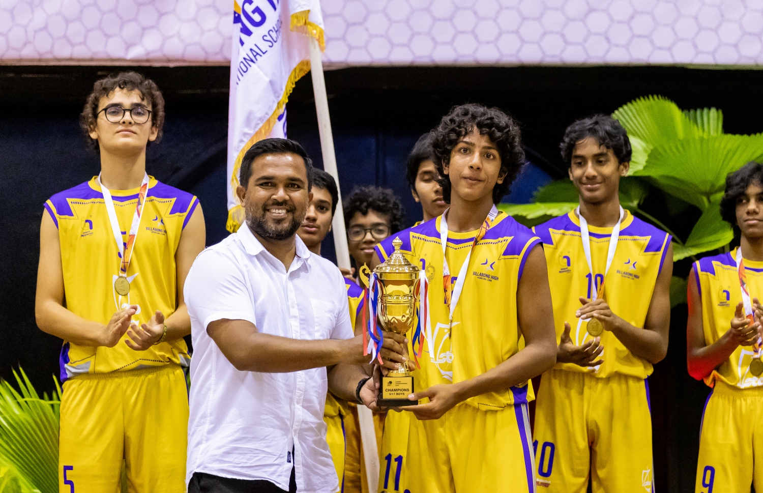 17 އަހަރުން ދަށުގެ ފިރިހެން ޗެމްޕިއަންކަން ހޯދި ބިލަބޮންގް ޓީމަށް ތަށި ހަވާލް ކުރަނީ. -- ފޮޓޯ: ފަޔާޒް މޫސާ/ މިހާރު