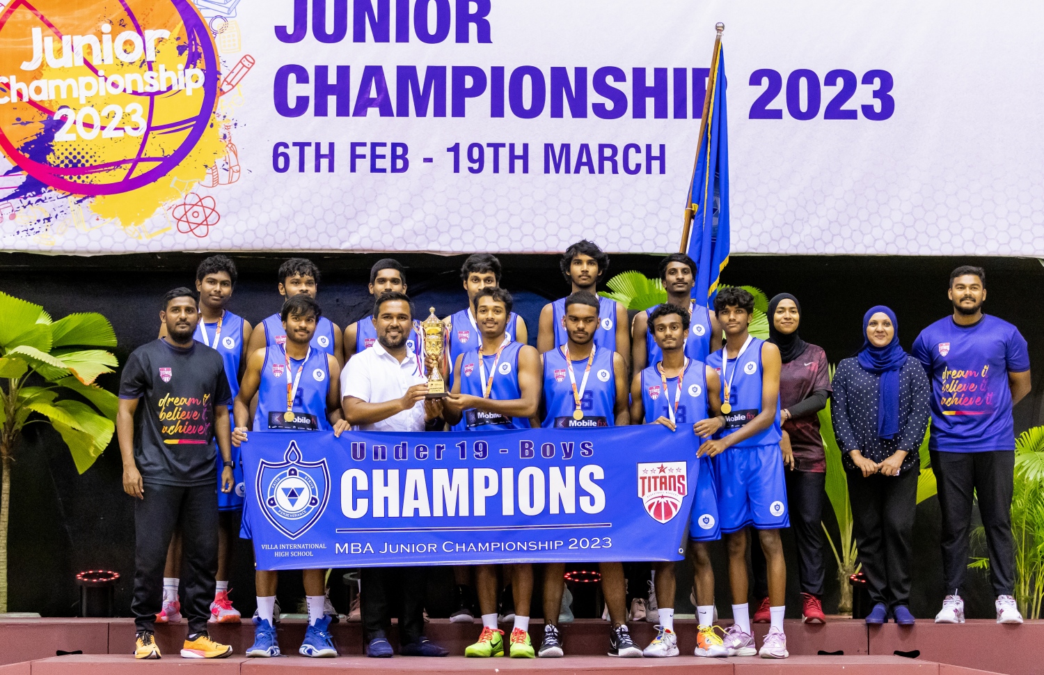 19 އަހަރުން ދަށުގެ ފިރިހެން ޗެމްޕިއަންކަން ހޯދި ވިލާ ޓީމަށް ތަށި ހަވާލް ކުރަނީ. -- ފޮޓޯ: ފަޔާޒް މޫސާ/ މިހާރު