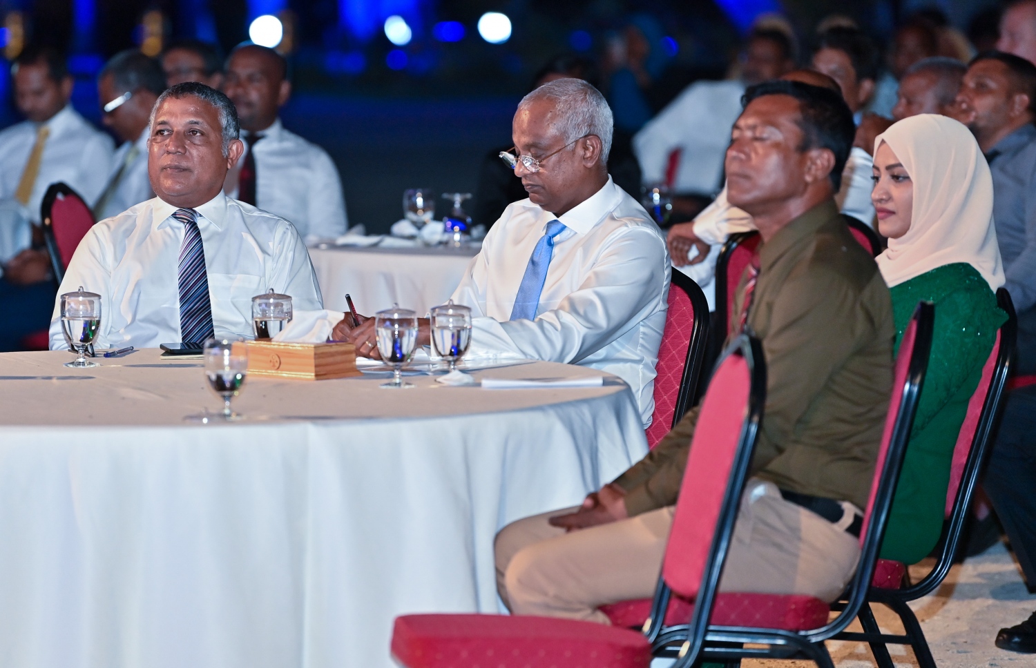 ފަރެސްމާތޮޑާ އެއާޕޯޓް ހުޅުވަން ރޭ އެ ރަށުގައި ބޭއްވި ރަސްމިއްޔާތުގައި ރައީސްގެ އަރިހުގައި ނަހުލާ. -- ފޮޓޯ: ރައީސް އޮފީސް