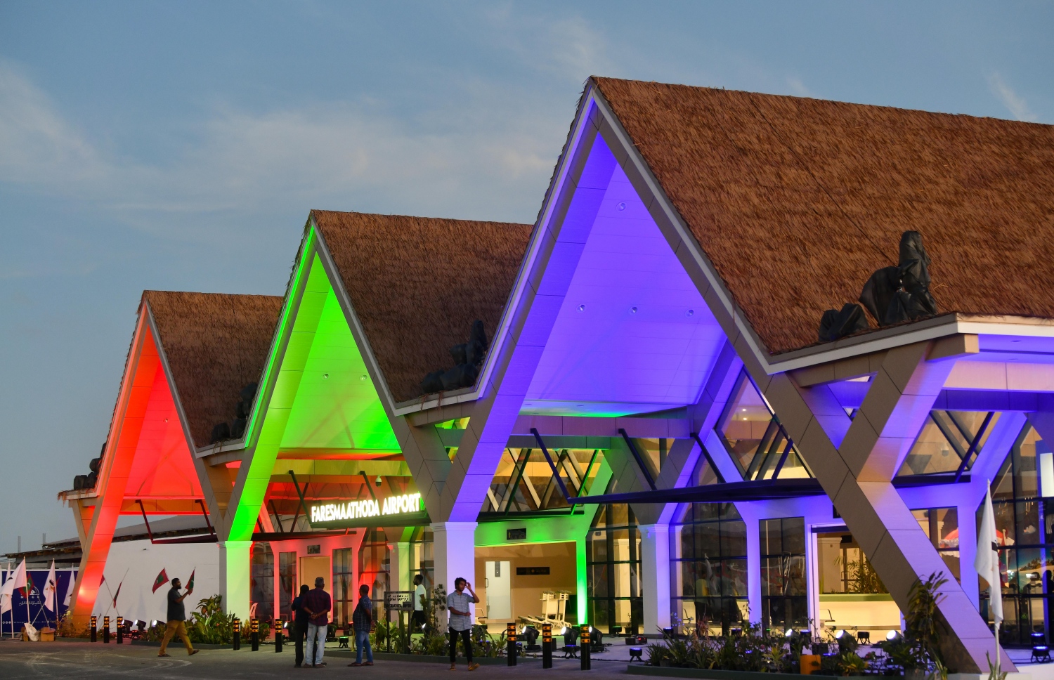 ފަރެސްމާތޮޑާ އެއާޕޯޓު. އެއާޕޯޓުން މިއަދުން ފެށިގެން ކޮމާޝަލް ދަތުރުތައް ވަނީ ފަށާފައި. -- ފޮޓޯ: ނިޝާން އަލީ |  މިހާރު