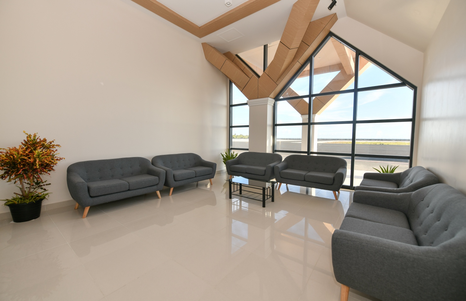 ފަރެސްމާތޮޑާ އެއާޕޯޓުގައި ހަދާފައިވާ ވެއިޓިން އޭރިއާ. އެތަނުގައި ތިބޭ އިރު ބޯޓުން ފުރާ މީހުން އަދި ފައިބާ މީހުން ފެންނާނެ-- ފޮޓޯ: ނިޝާން އަލީ/ މިހާރު