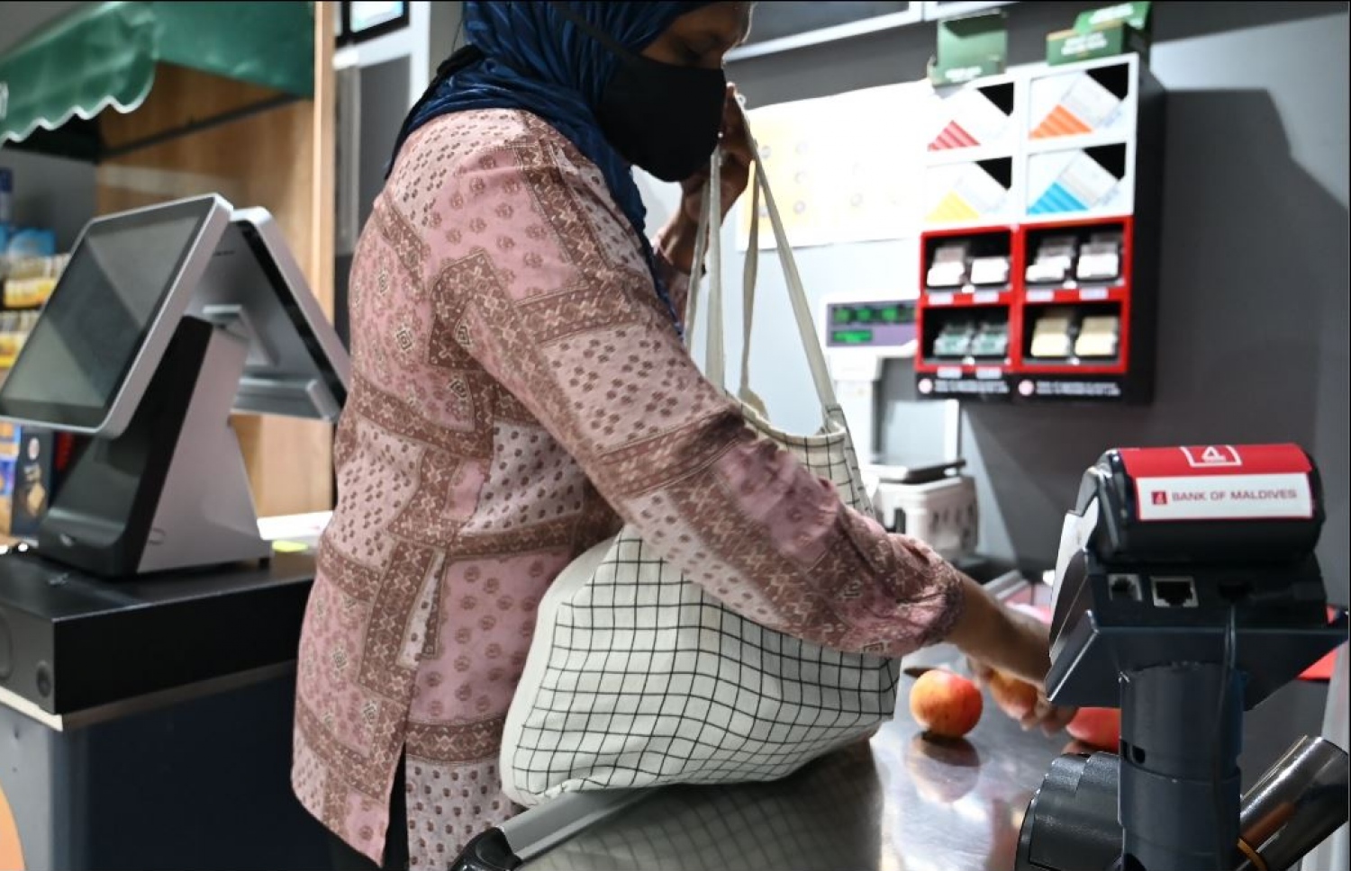 މި ޑޮކިއުސީރީޒް މެދުވެރިކޮށް ޕްލާސްޓިކު މަދުކުރެވޭނެ އެކި ގޮތްތައް ދައްކާ. -- ފޮޓޯ: ސިގްސް