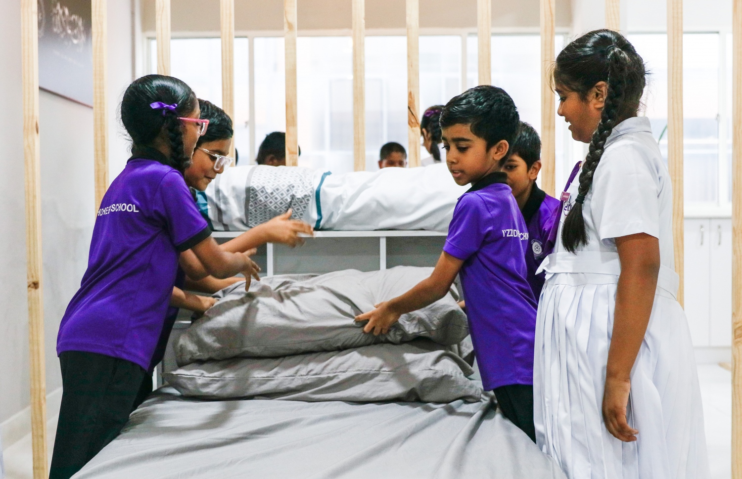 އެނދު އަޅާނެ ގޮތް އިއްޒުއްދީން ސްކޫލްގެ ކުދިންތަކެއް ދަސްކުރަނީ.---ފޮޓޯ: ފަޔާޒު މޫސާ| މިހާރު