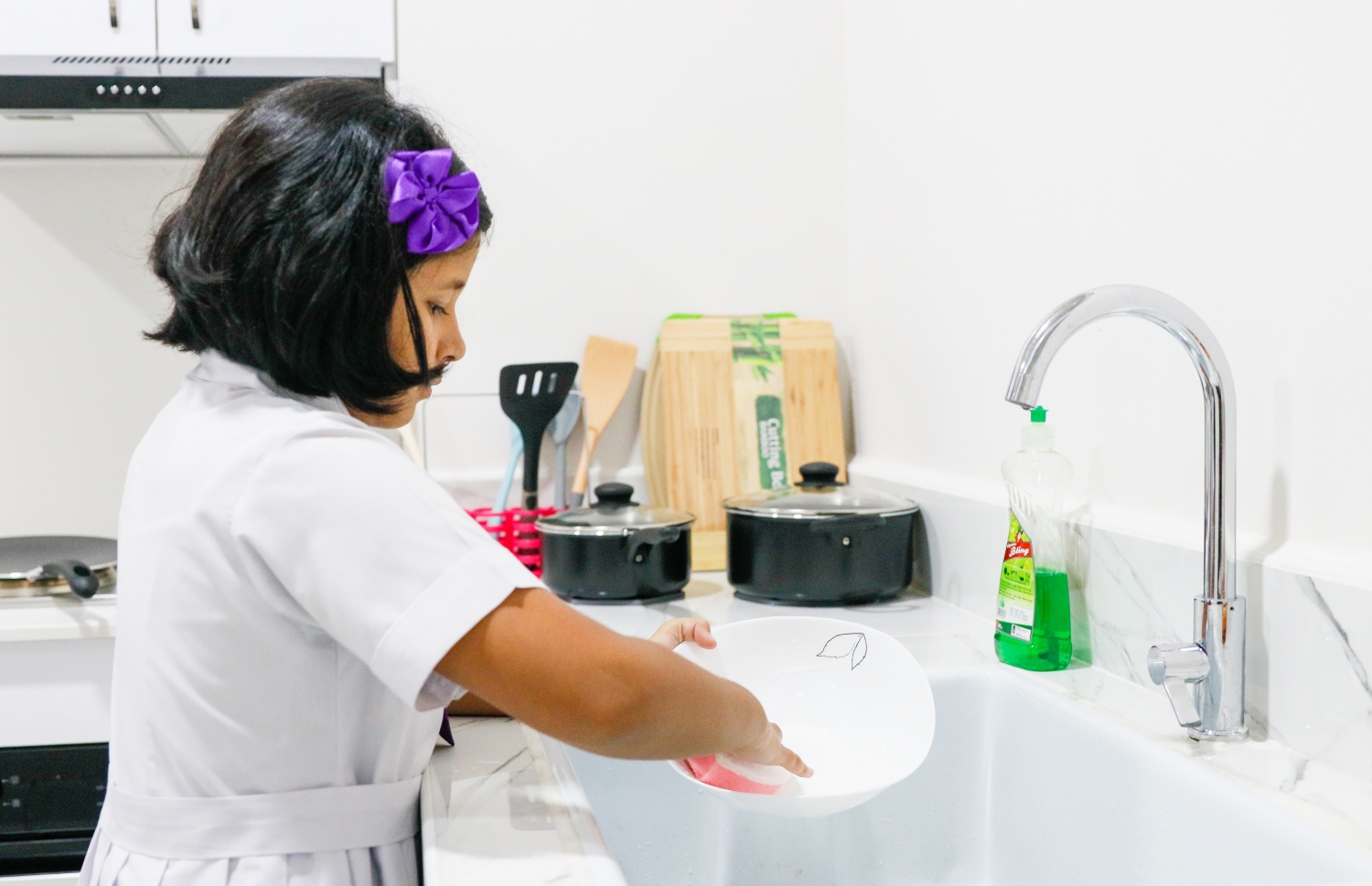 ހޯމް ލެބްގެ ބަދިގޭގައި ކުއްޖަކު ތަށިދޮންނަނީ . -- ފޮޓޯ: ފަޔާޒް މޫސާ \ މިހާރު