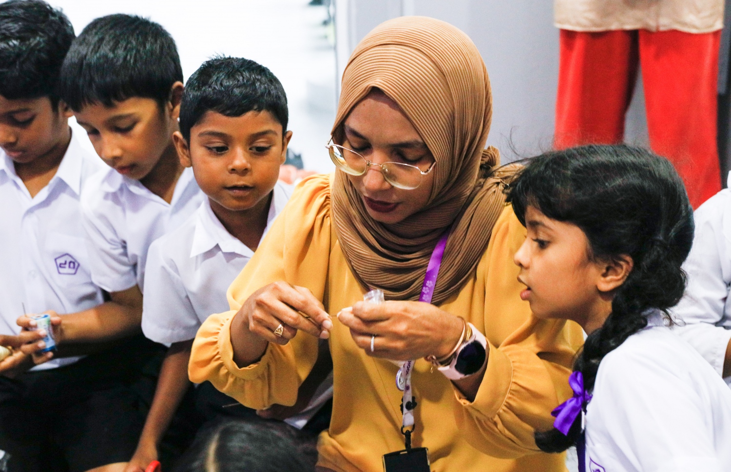 ފަލާ ލެބްގައި ޓީޗަރަކު ކުދިންނަށް ތިނޯހަށް ރޮދިލައްވަން ދަސްކޮށްދެނީ. -- ފޮޓޯ: ފަޔާޒް މޫސާ \ މިހާރު