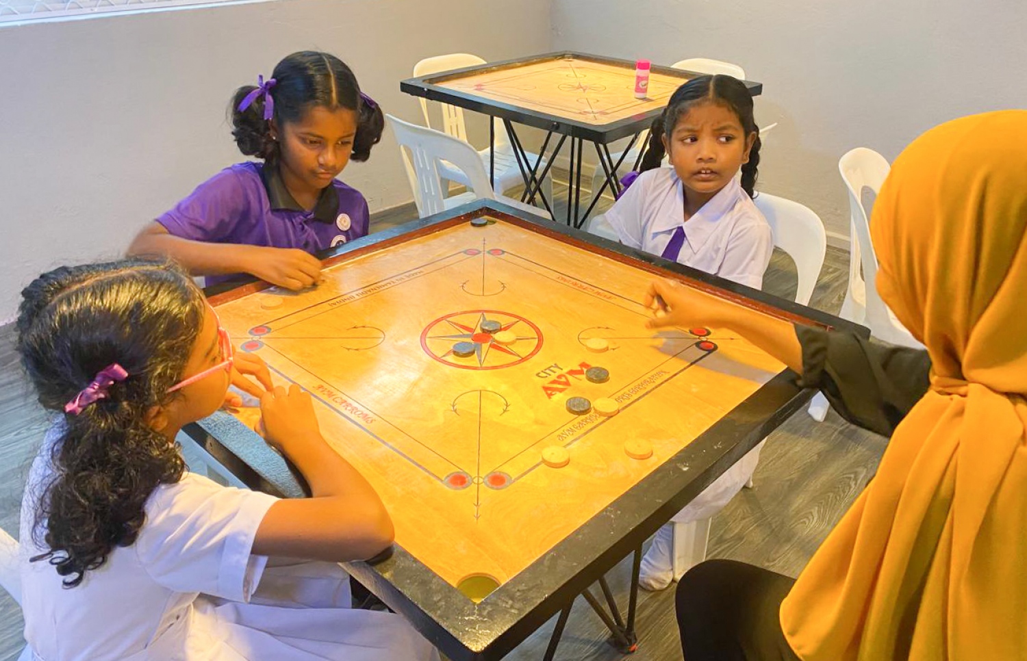 ގޭމް ލެބްގައި ދަރިވަރުންތަކެއް ކެރަމް ކުޅެނީ. -- ފޮޓޯ: ފަޔާޒް މޫސާ \ މިހާރު