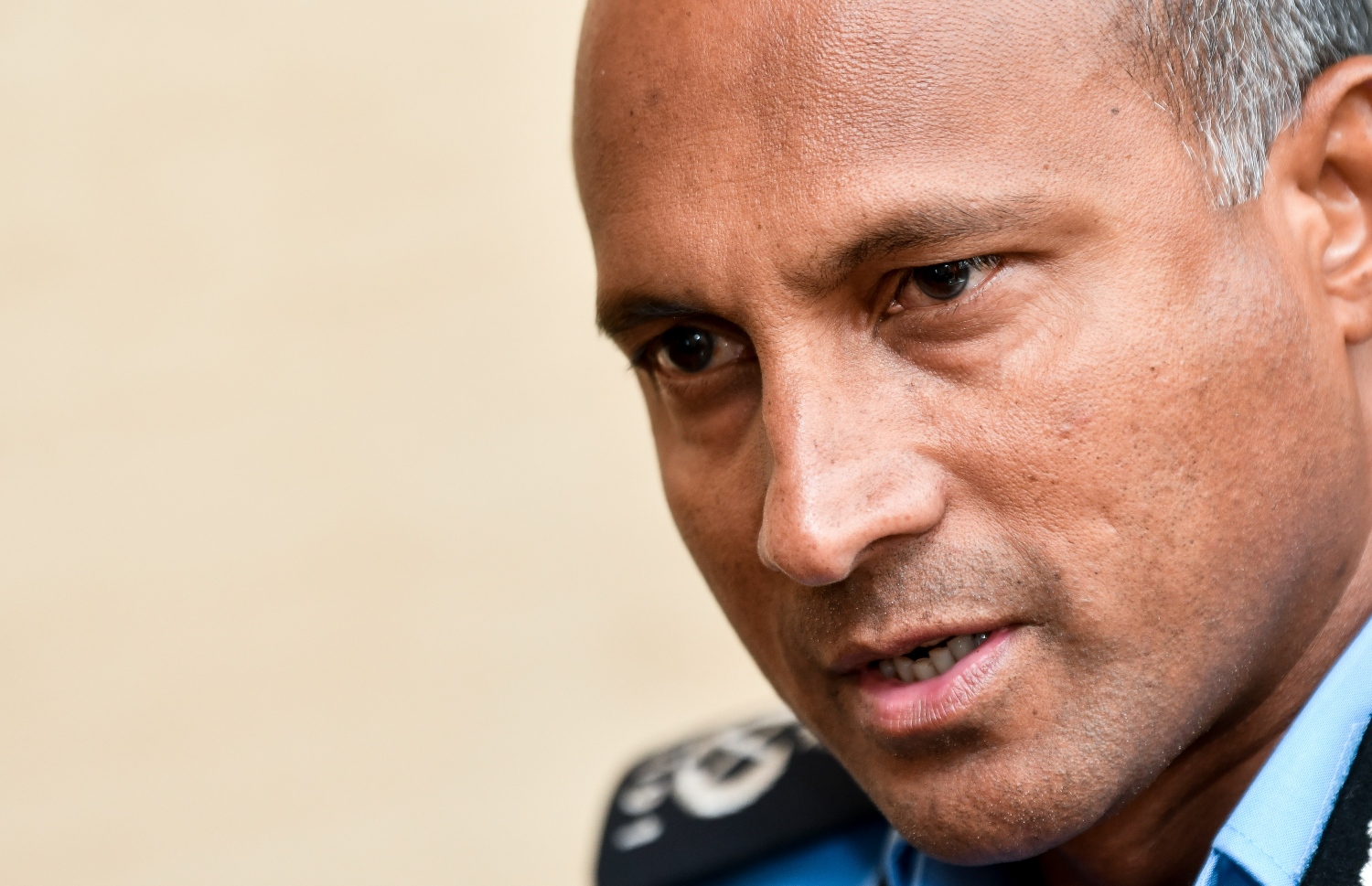 ޕޮލިސް ކޮމިޝަނަރު މުހައްމަދު ހަމީދު: ގަވައިދާ ހިލާފްވާ ވެހިކަލްތަކުގައި ސްޓިކާ ޖެހުމަކީ މިހާރު ކަން އޮތް ގޮތުން ފުލުހުން ބަދުނާމުވާ ގޮތަށް ކުރަންޖެހޭ ކަމެއްގެ ގޮތުގައި ސިފަކުރެއްވި. -- ފޮޓޯ: ފަޔާޒް މޫސާ/މިހާރު