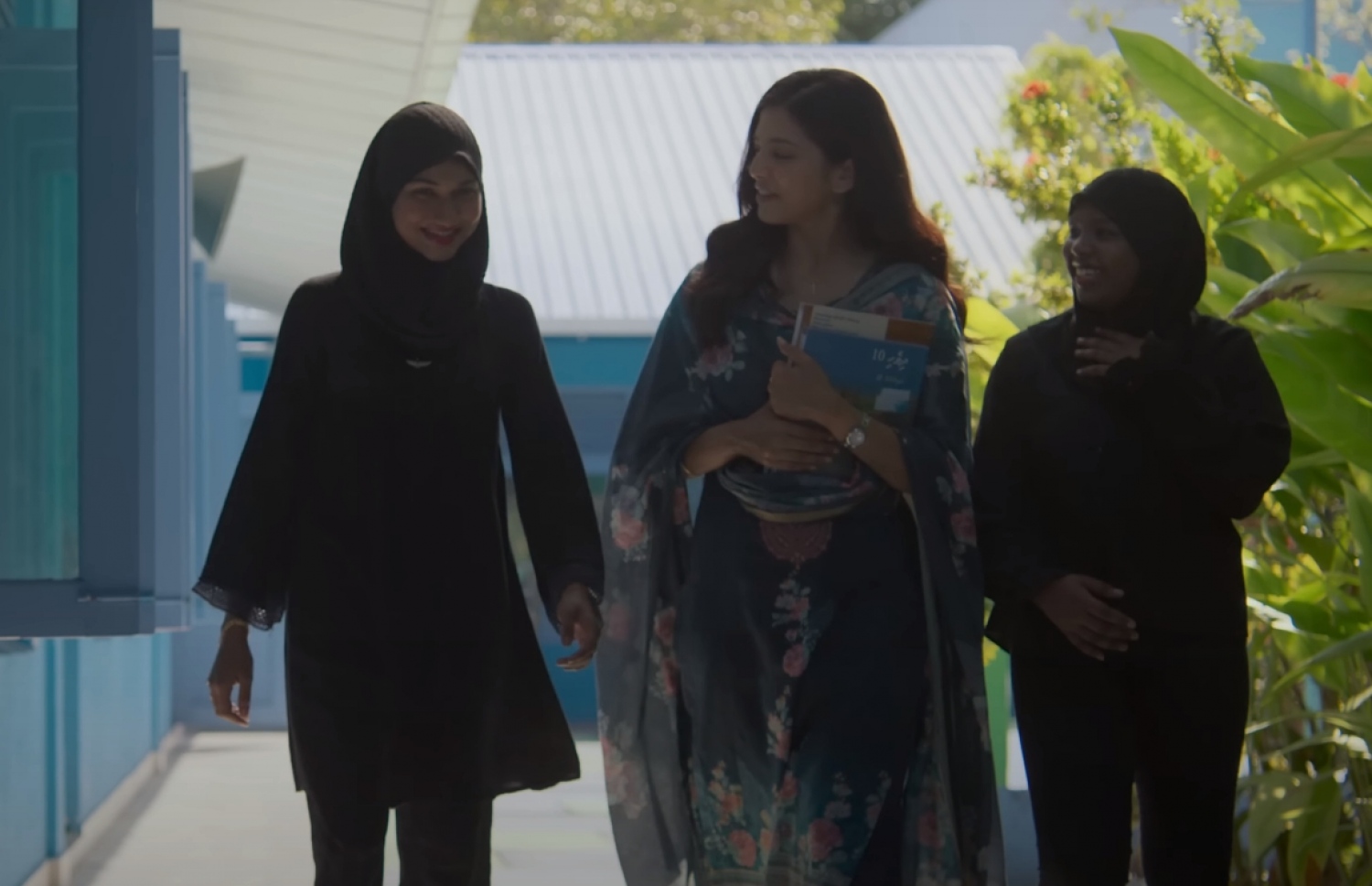 "ކްރިސްޓީ" ފިލްމުގެ މަންޒަރެއް: ކްރިސްޓީ ރާއްޖެ އައިސް، ދަނގެތީ ސްކޫލުގެ ޓީޗަރެއްގެ ގޮތުގައި ހަރަކާތްތެރިވަނީ