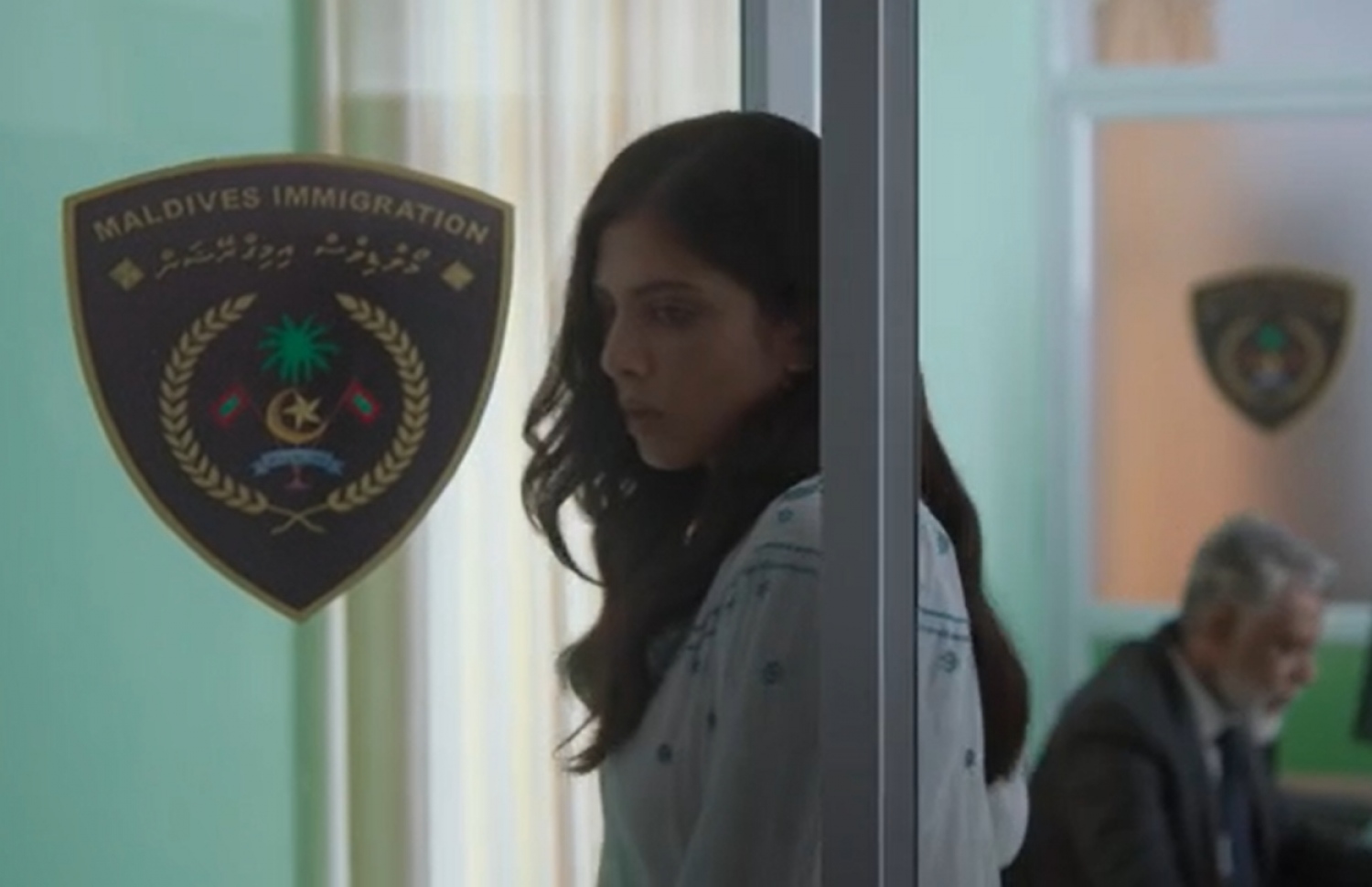 "ކްރިސްޓީ" ފިލްމުގެ މަންޒަރެއް: އިމިގްރޭޝަންގެ އިސްއޮފިސަރަކާ ވާހަކަ ދެއްކުމަށް ފަހު، ރޯއީ އަށް އެނބުރި އިންޑިއާއަށް ދެވޭނެ އިންތިޒާމު ހަމަޖައްސައިދީ، އެތަނުން ކްރިސްޓީ ނިކުންނަނީ