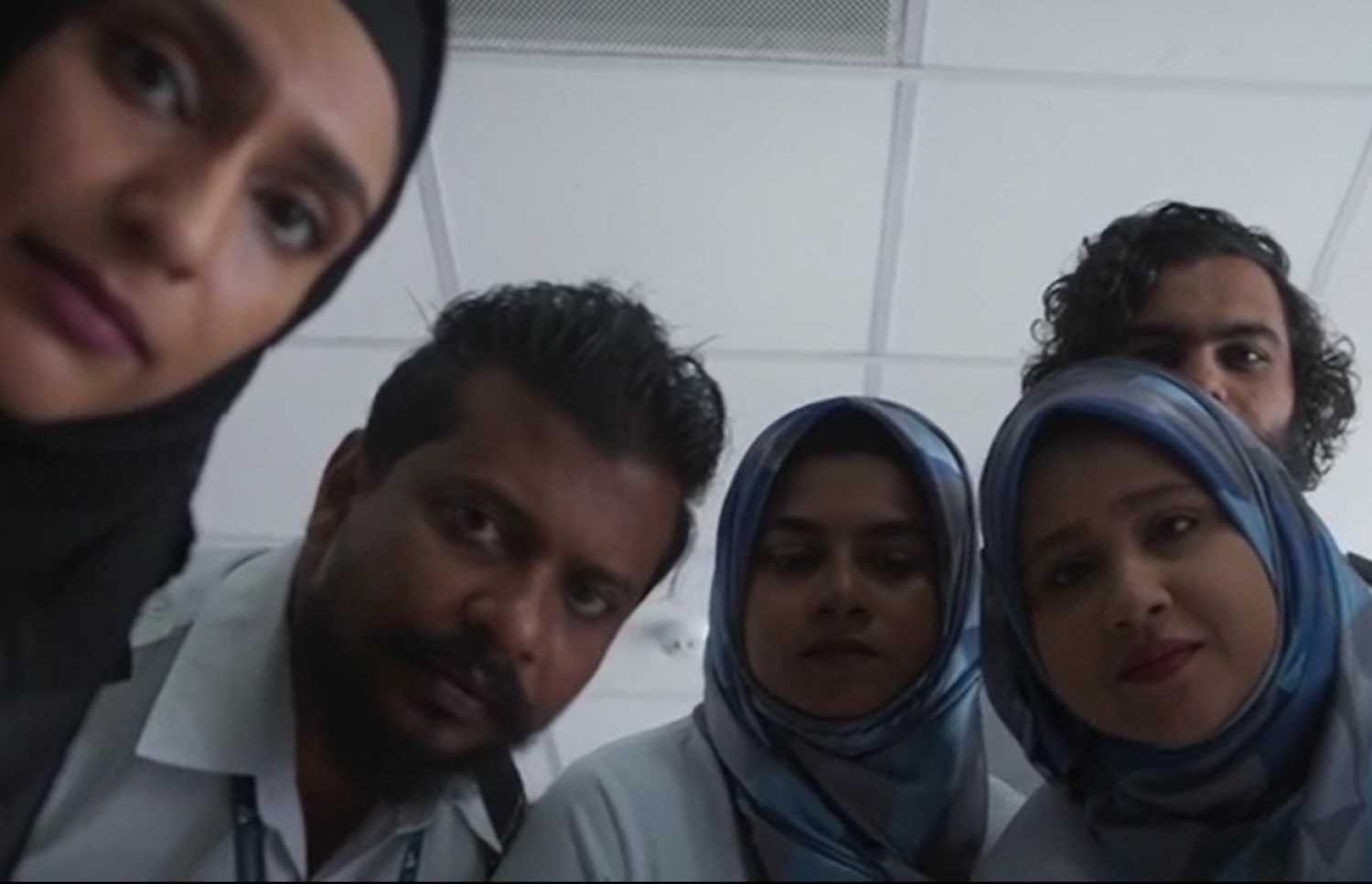 "ކްރިސްޓީ" ފިލްމުގެ މަންޒަރެއް: މާމިގިލި އެއާޕޯޓުތެރޭގައި ރޯއީ ރޯން އިންދާ، އެތަނުގައި މަސައްކަތް ކުރާ ދިވެހި މުވައްޒަފުންތަކެއް އޭނާއަށް ވީ ގޮތެއް ބަލަނީ