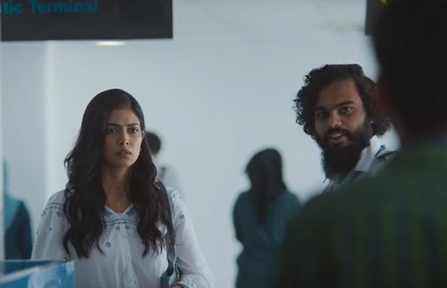 "ކްރިސްޓީ" ފިލްމުގެ މަންޒަރެއް: އެއާޕޯޓު ސްޓާފަކު، ކްރިސްޓީއަށް ރޯއީ ދައްކައި، އޭނާ ދަންނަންތޯ ސުވާލުކުރަނީ