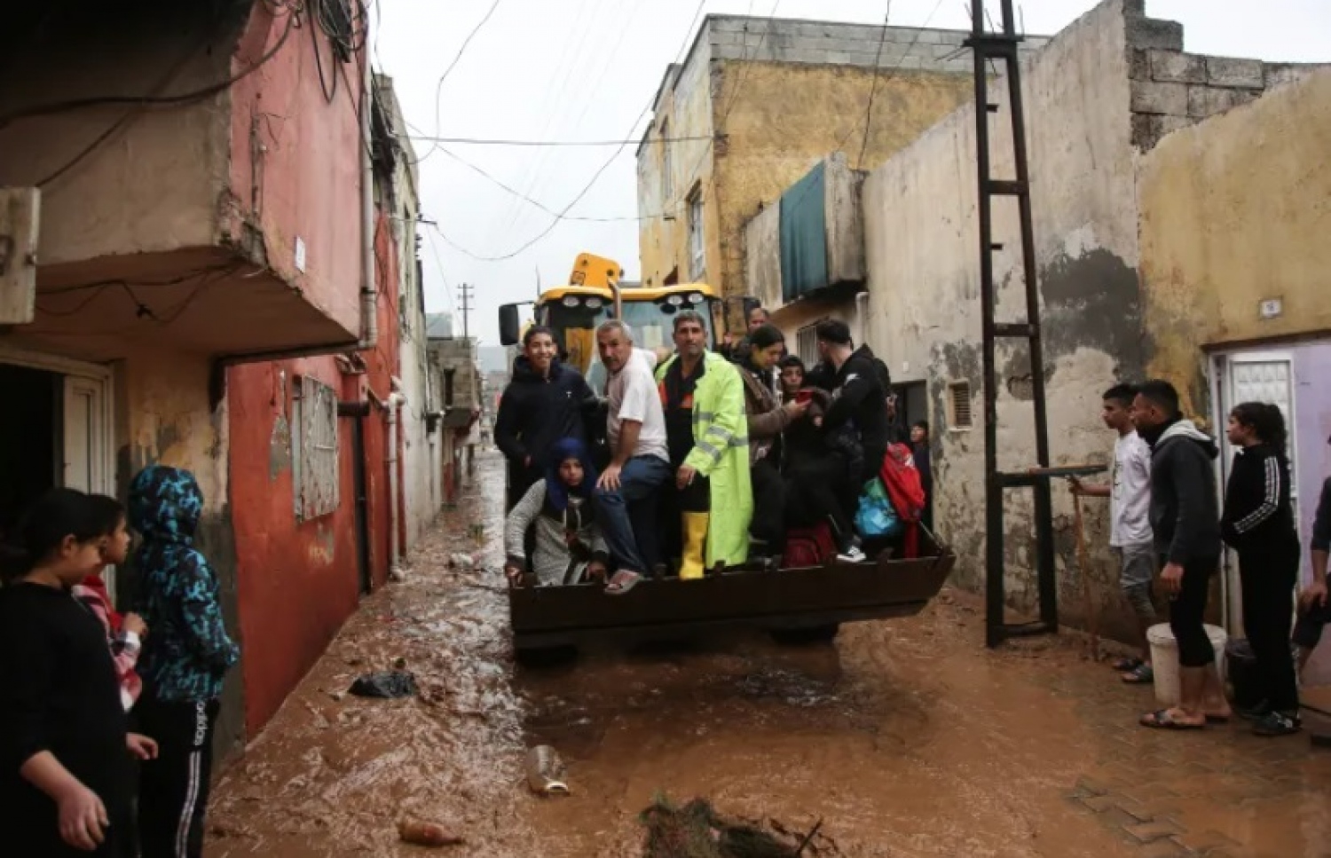 ފެންބޮޑުވުމުގައި ހާލުގައި ޖެހުނު މީހުން ސަލާމަތް ކުރުމުގެ މަސައްކަތް ކުރިއަށް ދަނީ --- ފޮޓޯ: އޭޕީ