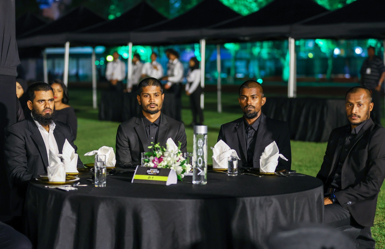 ގައުމީ ފުޓްބޯޅަ ޓީމުގެ ބައެއް ކުޅުންތެރިން ރޭގެ ސްޕޯޓްސް އެވޯޑުގައި ބައިވެރިވަނީ: އެންމެ މޮޅު ފުޓްބޯޅަ ކުޅުންތެރިޔާގެ މަގާމު ހޯދީ ގައުމީ ޓީމާއި މާޒިޔާގެ ހަމްޒާ މުހައްމަދު (ހަމްޕް) -- ފޮޓޯ: ފަޔާޒު މޫސާ | މިހާރު