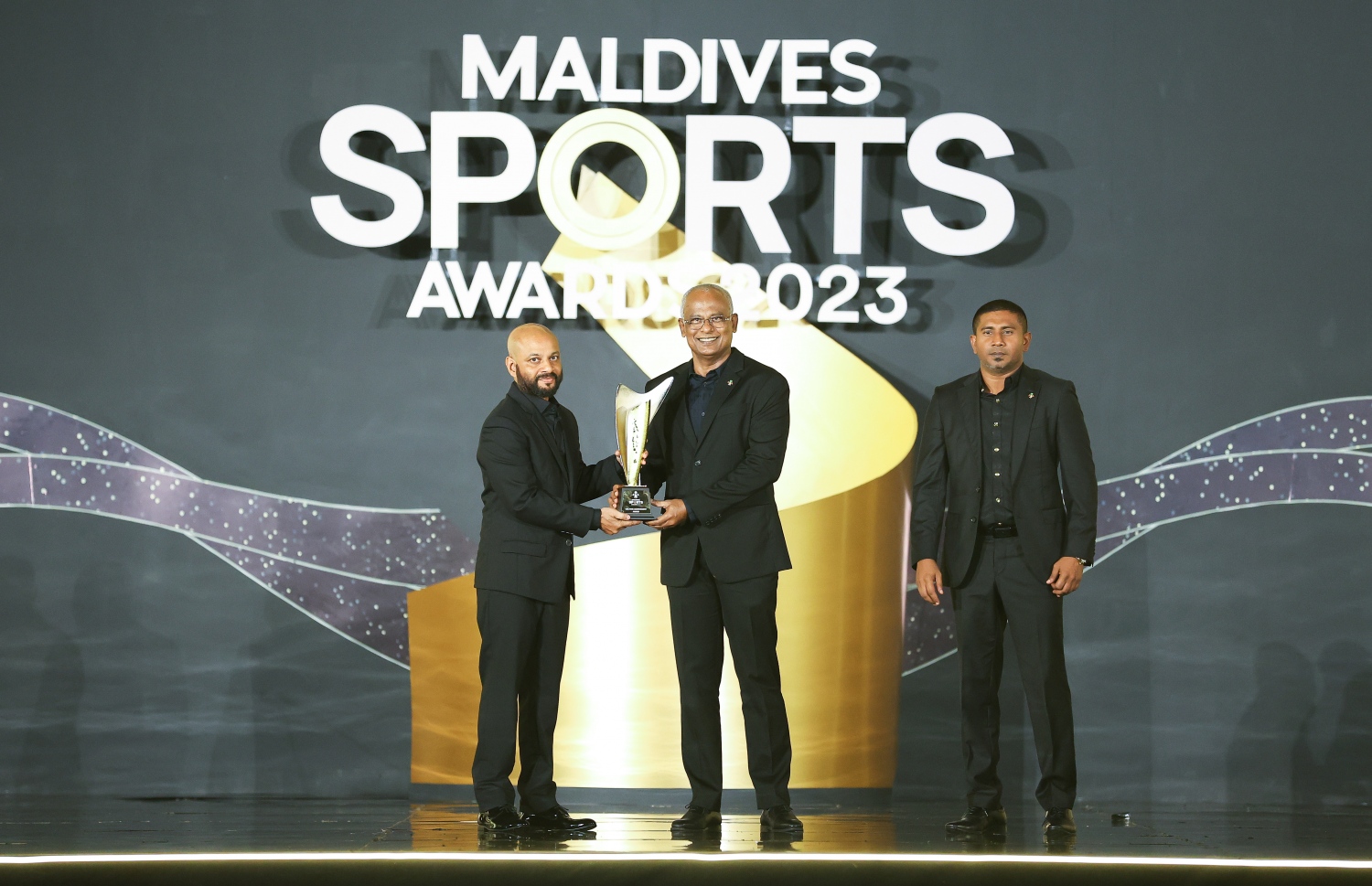 ރާއްޖޭގެ ކުޅިވަރުގެ ދާއިރާ އަށް ގިނަ ދުވަހު ހިދުމަތް ކުރެއްވި އަލްމަރުހޫމް ސަމަރުބްލޫ އިބްރާހިމް މަނިކުގެ ހަނދާނުގައި މި އަހަރުގެ ސްޕޯޓްސް އެވޯޑް ހަފުލާގައި ދިން އެވޯޑާ، އޭނާގެ ފަރާތުން އަހުމަދު ފާރިސް މައުމޫން ހަވާލުވެވަޑައިގަންނަވަނީ.---ފޮޓޯ: ފަޔާޒު މޫސާ| މިހާރު