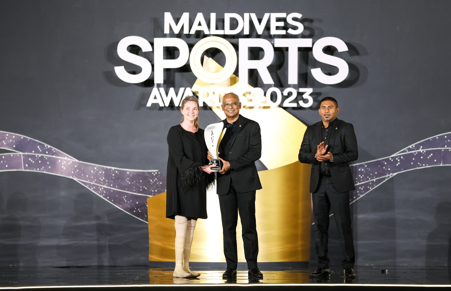 ސްޕޯޓްސް އެވޯޑުގައި ސްޕެޝަލް އެތުލީޓް، މާލޫ ވެން ރައިން އަށް ރައީސް އިބްރާހިމް މުހައްމަދު ސޯލިހް އެވޯޑު ހަވާލުކޮށްދެއްވަނީ -- ފޮޓޯ: ފަޔާޒު މޫސާ | މިހާރު