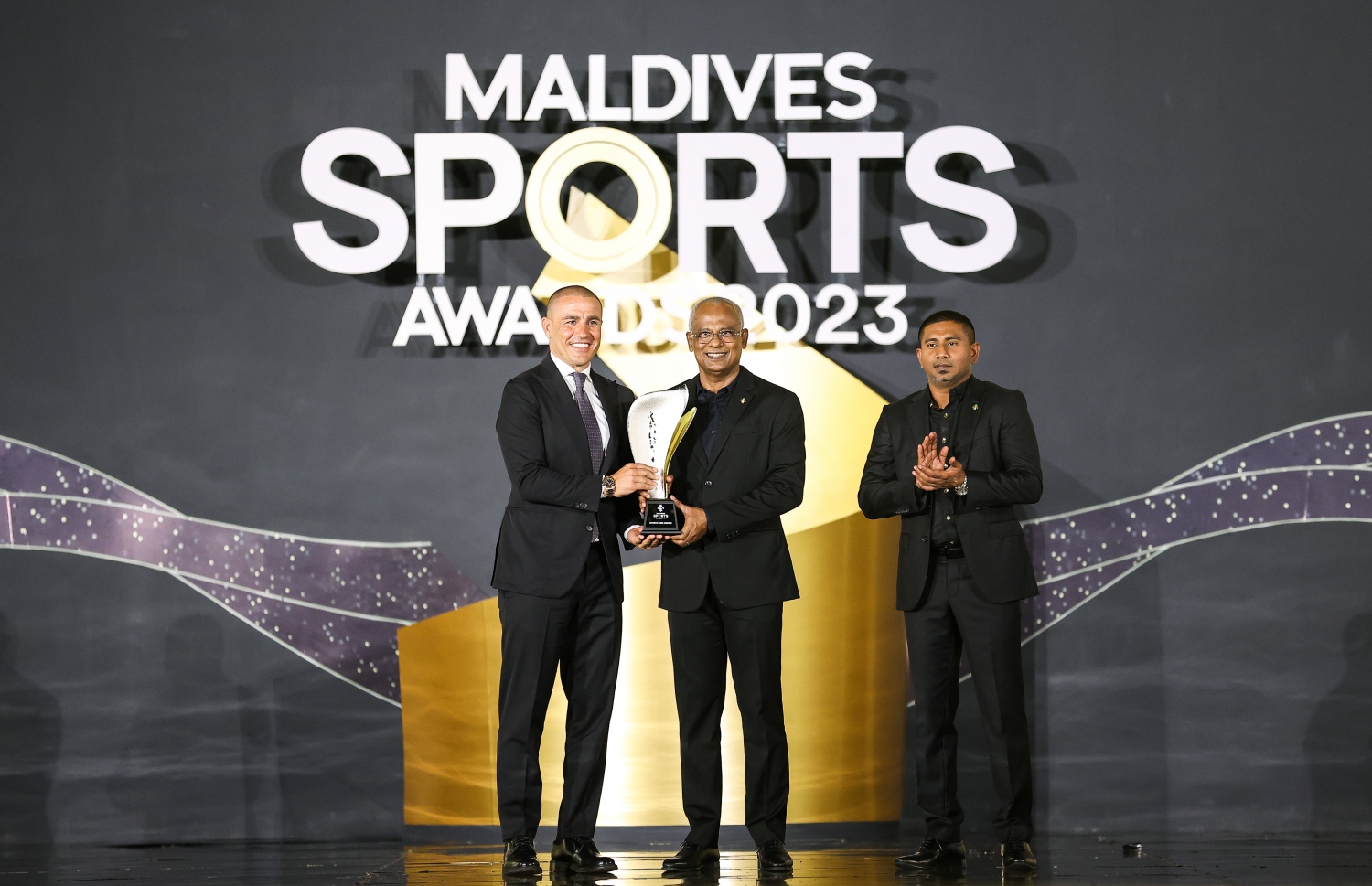 ސްޕޯޓްސް އެވޯޑުގައި އިޓަލީގެ ފުޓްބޯޅަ ލެޖެންޑް ފަބިއޯ ކަނަވާރޯއަށް ރައީސް އިބްރާހިމް މުހައްމަދު ސޯލިހް އެވޯޑު ހަވާލުކޮށްދެއްވަނީ -- ފޮޓޯ: ފަޔާޒު މޫސާ | މިހާރު