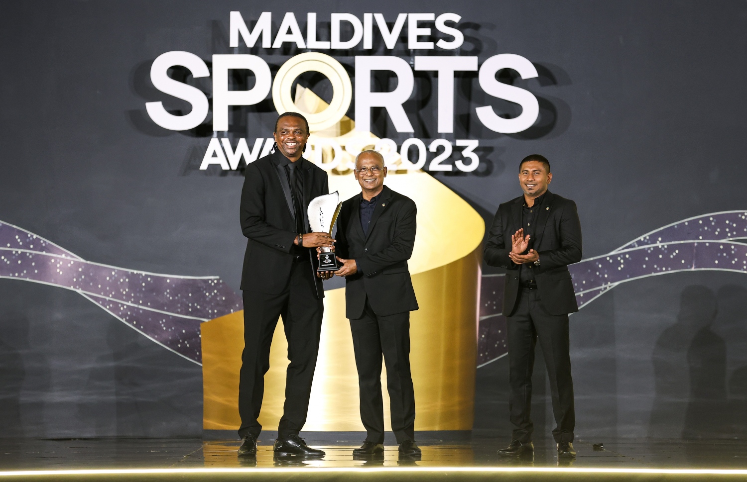 ސްޕޯޓްސް އެވޯޑުގައި އާސެނަލްގެ ކުރީގެ ފޯވާޑް ންވަކްވޯ ކާނޫއަށް ރައީސް އިބްރާހިމް މުހައްމަދު ސޯލިހް އެވޯޑު ހަވާލުކޮށްދެއްވަނީ -- ފޮޓޯ: ފަޔާޒު މޫސާ | މިހާރު