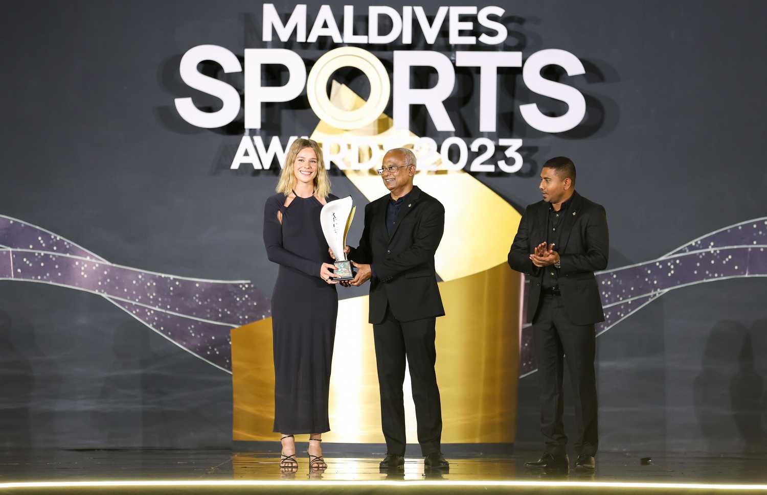 ސްޕޯޓްސް އެވޯޑުގައި ފެތުންތެރިޔާ ޕަނީއަލް ބްލޫމްއަށް ރައީސް އިބްރާހިމް މުހައްމަދު ސޯލިހް އެވޯޑު ހަވާލުކޮށްދެއްވަނީ -- ފޮޓޯ: ފަޔާޒު މޫސާ | މިހާރު