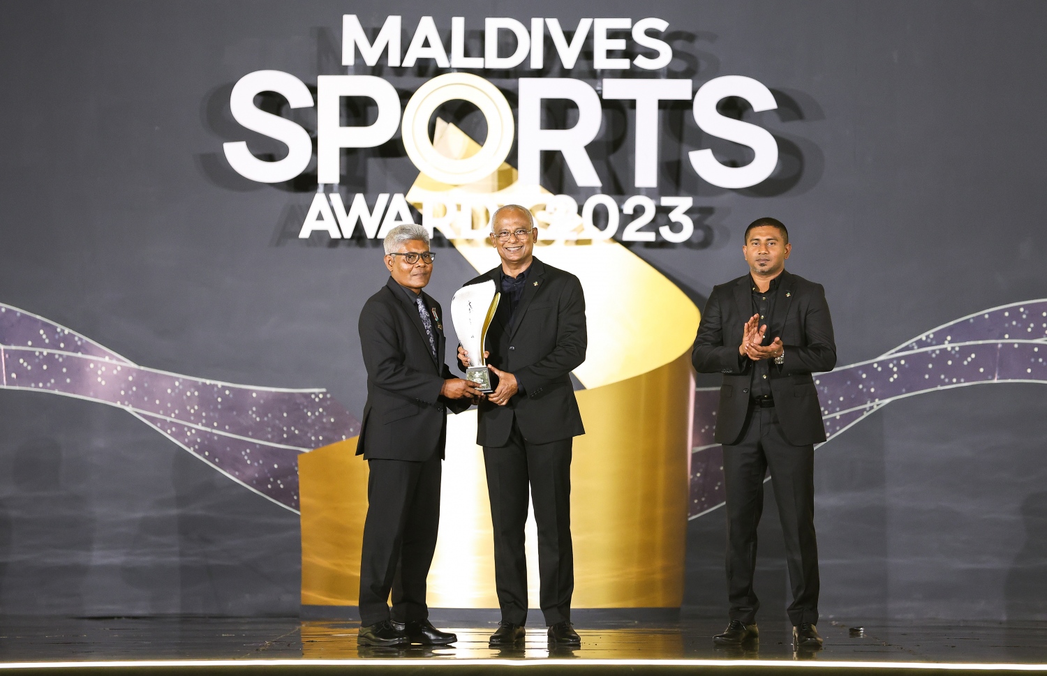 ހިދުމަތުގެ އަގުވަޒަންކުރުމުގެ ގޮތުން ކޮމިޝަނާ އޮފް ސްޕޯޓްސް ހީނާ އަހުމަދު ސަލީމް (ބޮޑުހީނާ)އަށް ރައީސް އިބްރާހިމް މުހައްމަދު ސޯލިހު އެވޯޑު ހަވާލުކޮށްދެއްވަނީ -- ފޮޓޯ: ފަޔާޒު މޫސާ | މިހާރު