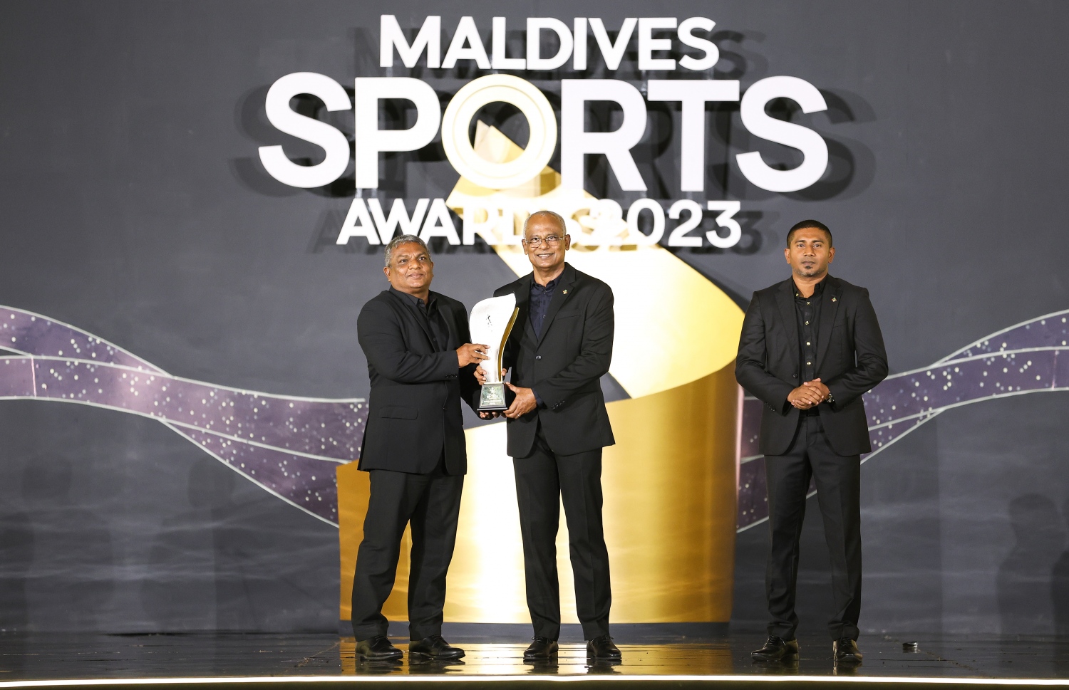 ހިދުމަތުގެ އަގުވަޒަންކުރުމުގެ ގޮތުން މާޒިޔާ ސްޕޯޓްސްގެ ޗެއާމަން އަހުމަދު ސާޖިދުއަށް ރައީސް އިބްރާހިމް މުހައްމަދު ސޯލިހު އެވޯޑު ހަވާލުކޮށްދެއްވަނީ -- ފޮޓޯ: ފަޔާޒު މޫސާ | މިހާރު