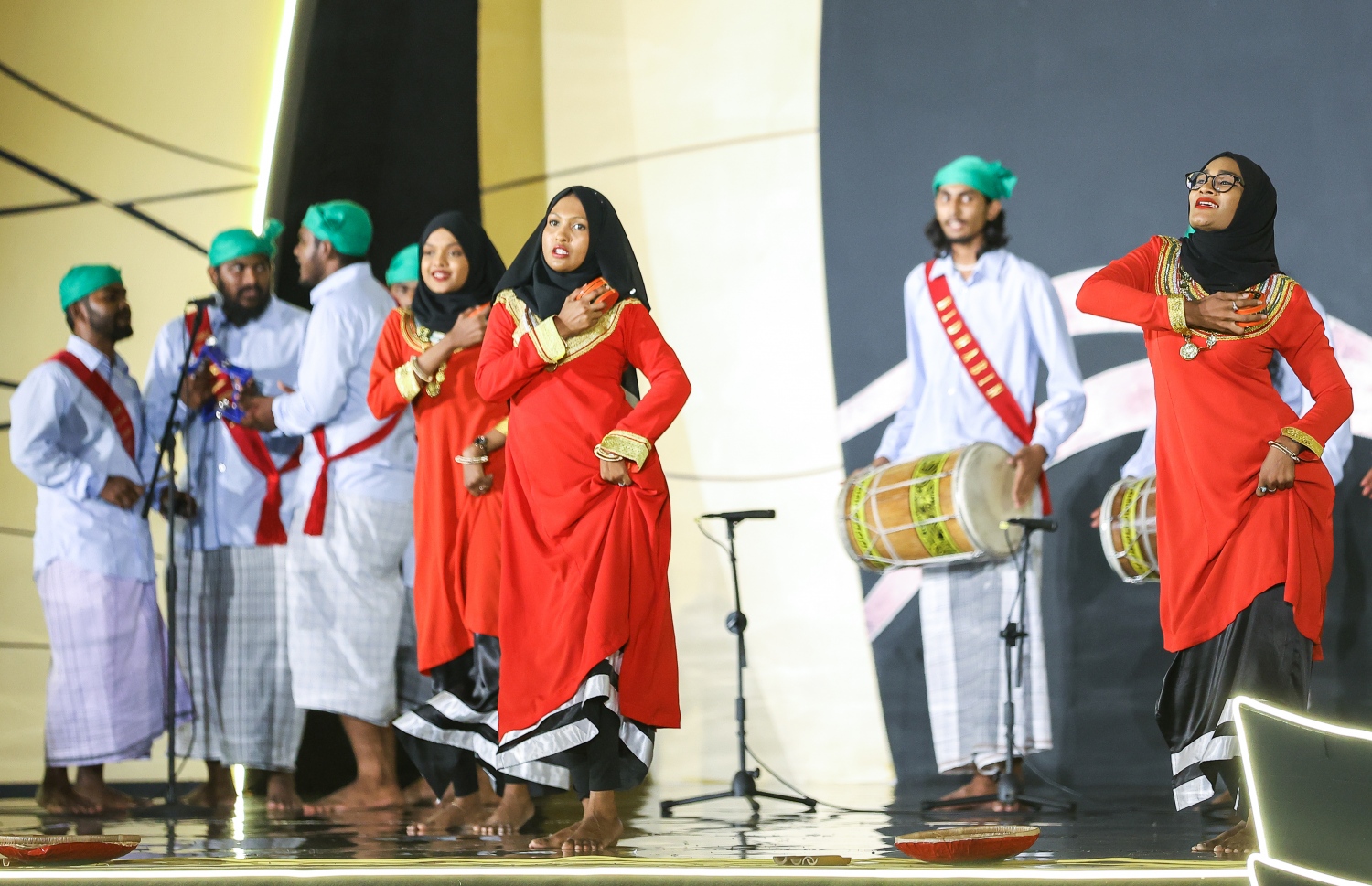 ސްޕޯޓްސް އެވޯޑު ހަފްލާގައި ބޮޑުބެރުގެ މުނިފޫހިފިލުވުމުގެ އައިޓަމެއް ހުށަހަޅައިދެނީ -- ފޮޓޯ: ފަޔާޒު މޫސާ |މިހާރު