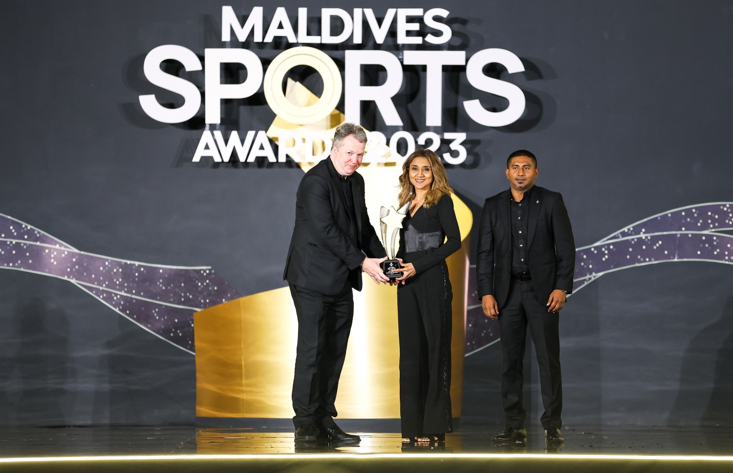 އެންމެ މޮޅު އަންހެން ޕޫލް ކުޅުންތެރިޔާއަށް ހޮވުނު އައިމިނަތު ފަތީއަށް ޗެސް ގްރޭންޑް މާސްޓަރ ނިގެލް ޝޯޓް އެވޯޑު ހަވާލުކޮށްދެނީ -- ފޮޓޯ: ފަޔާޒު މޫސާ | މިހާރު