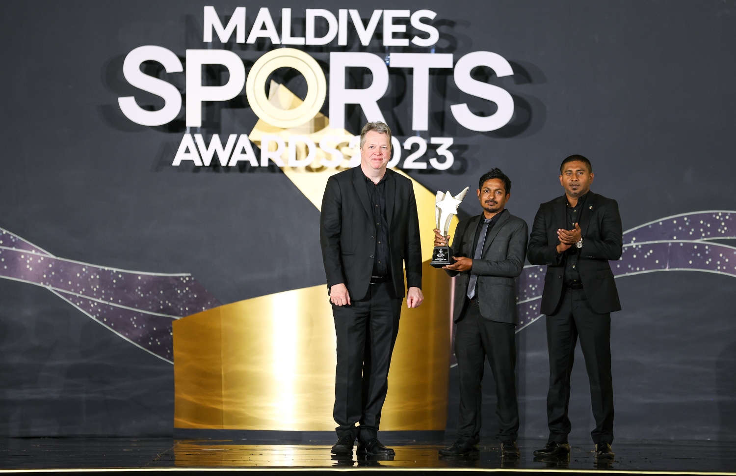 އެންމެ މޮޅު ފިރިހެން ޕޫލް ކުޅުންތެރިޔާއަށް ހޮވުނު މުހައްމަދު ޝަރީފްއަށް ޗެސް ގްރޭންޑް މާސްޓަރ ނިގެލް ޝޯޓް އެވޯޑު ހަވާލުކޮށްދެނީ -- ފޮޓޯ: ފަޔާޒު މޫސާ | މިހާރު