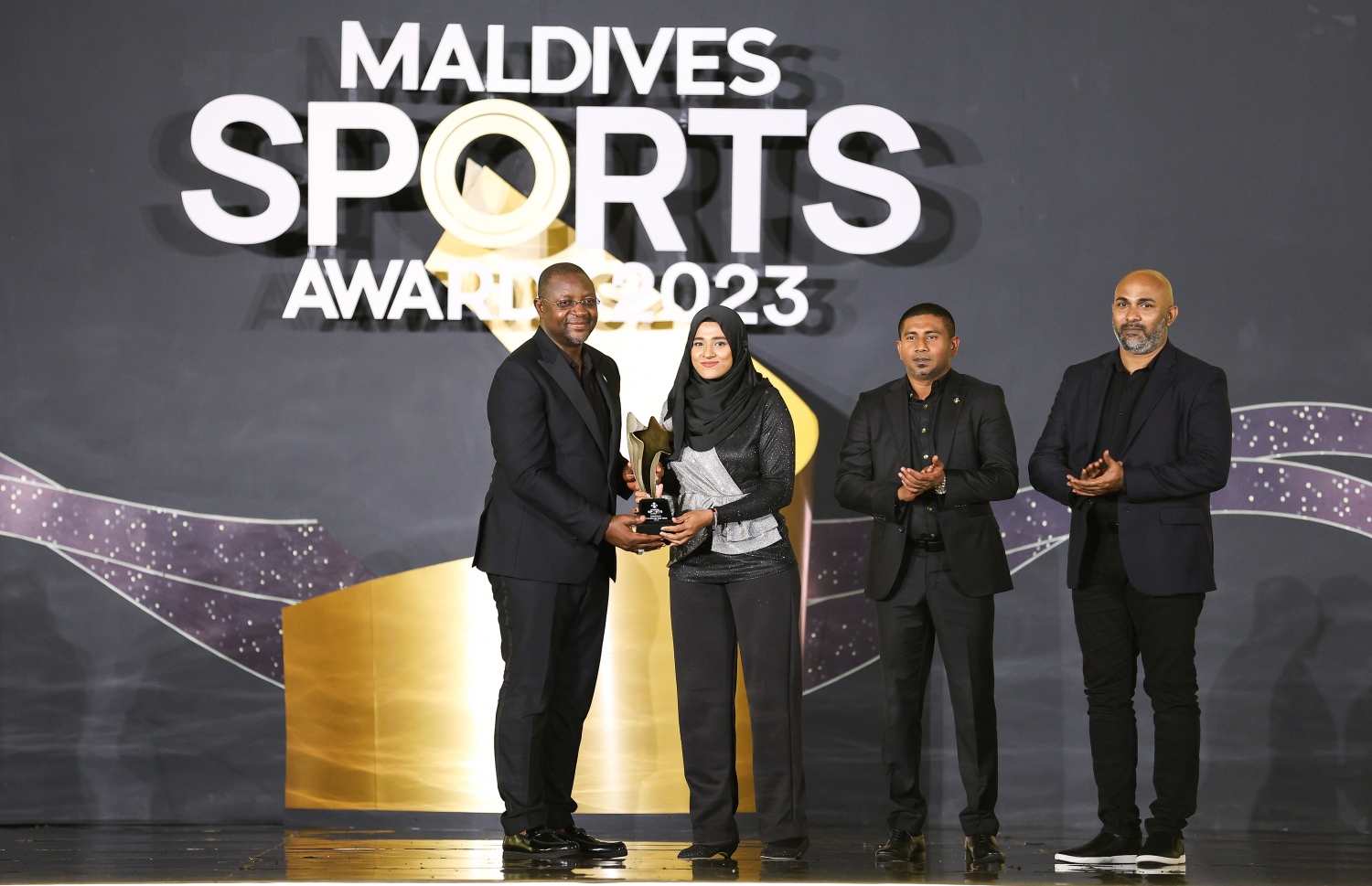 އެންމެ މޮޅު އަންހެން ބާސްކެޓް ކުޅުންތެރިޔާ އަށް ހޮވުނު އައިމިނަތު އިސްރާއު އަބްދުއްޝަކޫރަށް އެވޯޑު ހަވާލުކޮށްދެނީ: މި އެވޯޑު ހަވާލުކޮށްދެއްވީ ނައިޖީރިއާގެ ސްޕޯޓްސް މިނިސްޓަރު ސަންޑޭ އަކިންޑާރޭ -- ފޮޓޯ: ފަޔާޒު މޫސާ | މިހާރު