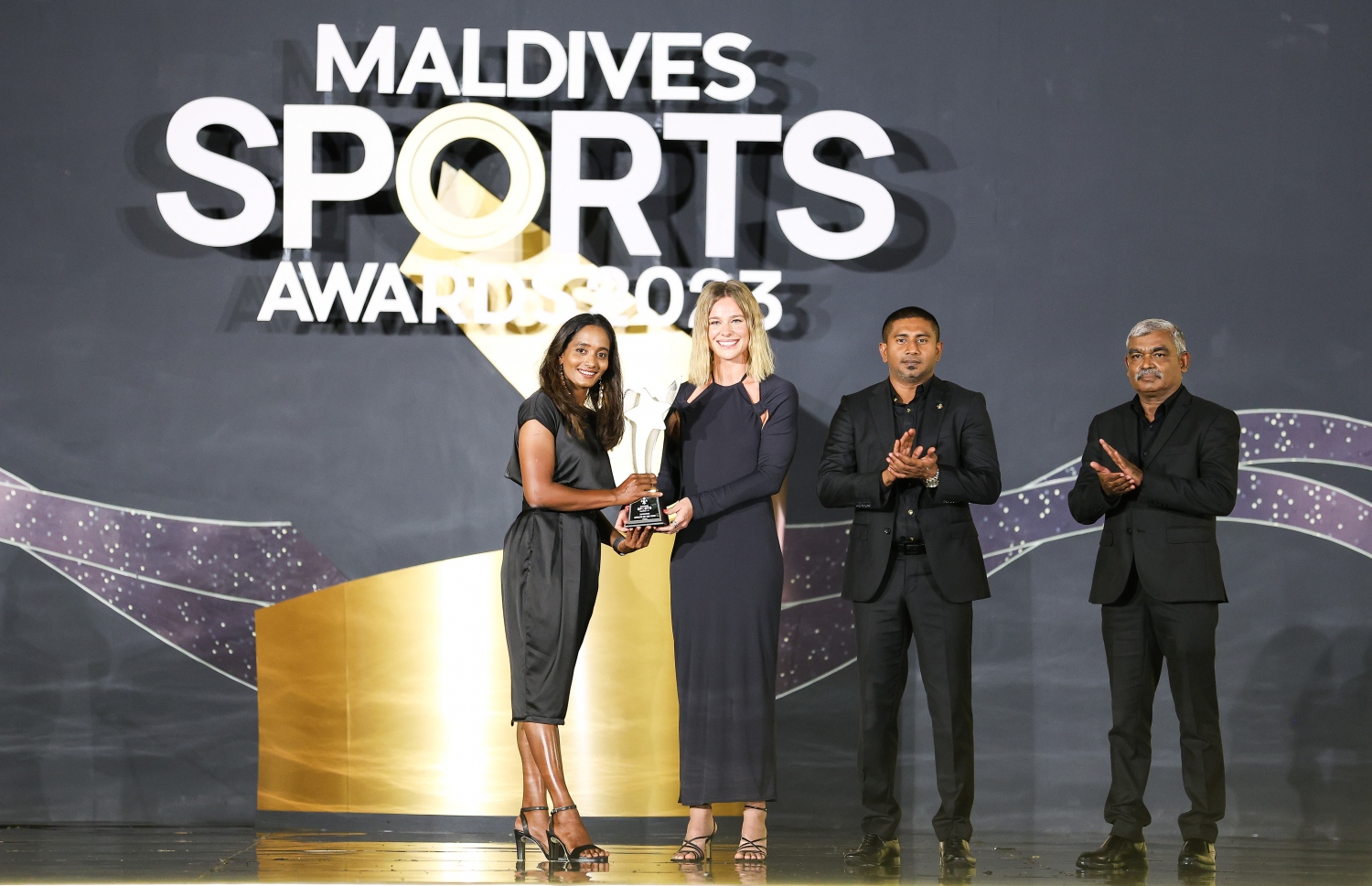 އެންމެ މޮޅު އަންހެން ފެތުންތެރިޔާ އަށް ހޮވުނު އައިމިނަތު ސައުސަންއަށް އެވޯޑު ހަވާލުކޮށްދެނީ: މި އެވޯޑު ހަވާލުކޮށްދެއްވީ އޮޮލިމްޕިކް އިން މެޑަލް ހޯދާފައިވާ ފެތުންތެރިޔާ ޕަނީއަލް ބްލޫމް -- ފޮޓޯ: ފަޔާޒު މޫސާ | މިހާރު