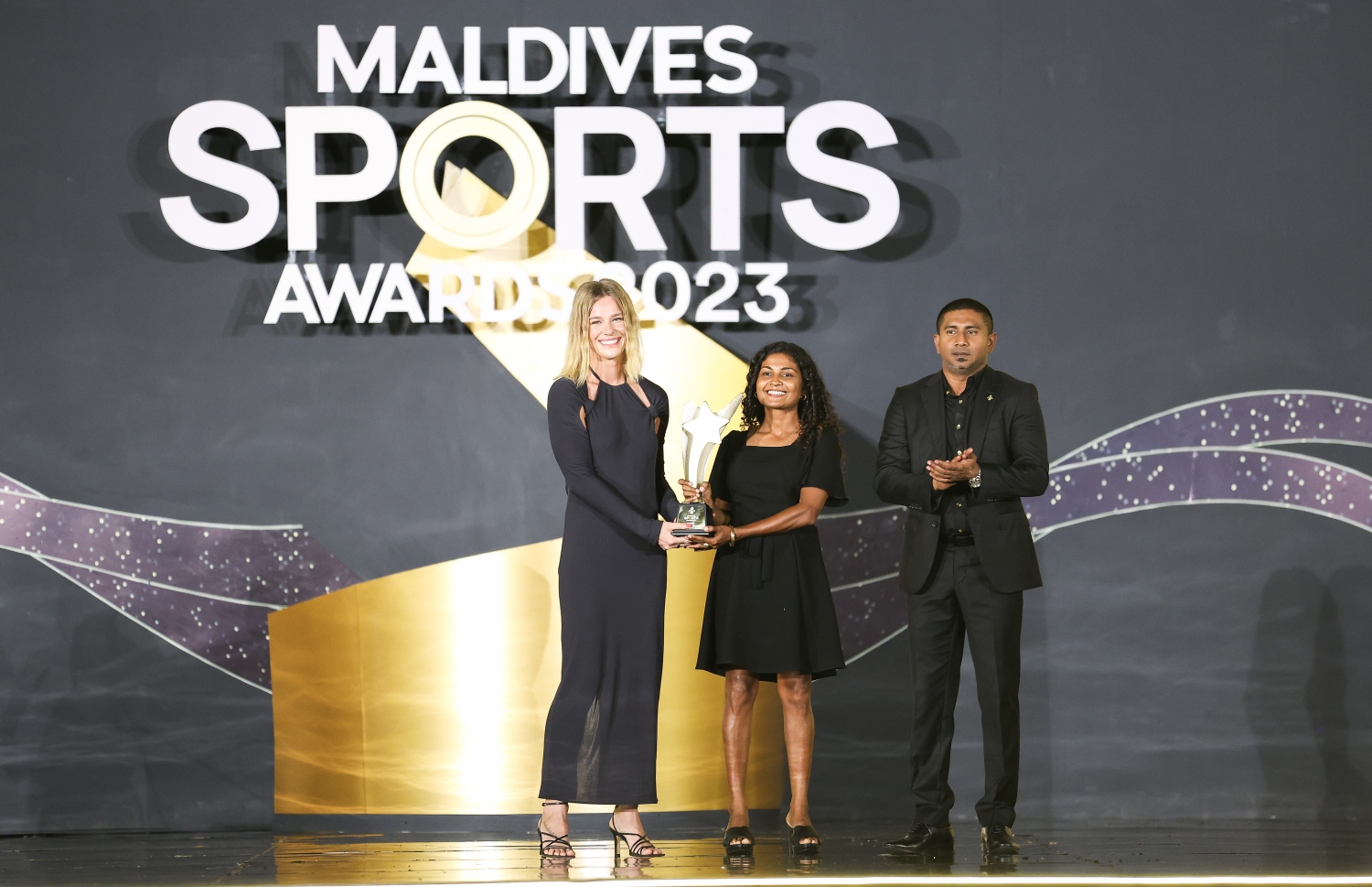 އެންމެ މޮޅު އަންހެން ސާފިން އެތްލީޓަކަށް ހޮވުނު މަރިޔަމް ރާހިލް ނަސީމަށް އެވޯޑް ހަވާލުކޮށްދެނީ: މި އެވޯޑު ހަވާލުކޮށްދެއްވީ އޮޮލިމްޕިކް އިން މެޑަލް ހޯދާފައިވާ ފެތުންތެރިޔާ ޕަނީއަލް ބްލޫމް -- ފޮޓޯ: ފަޔާޒު މޫސާ | މިހާރު