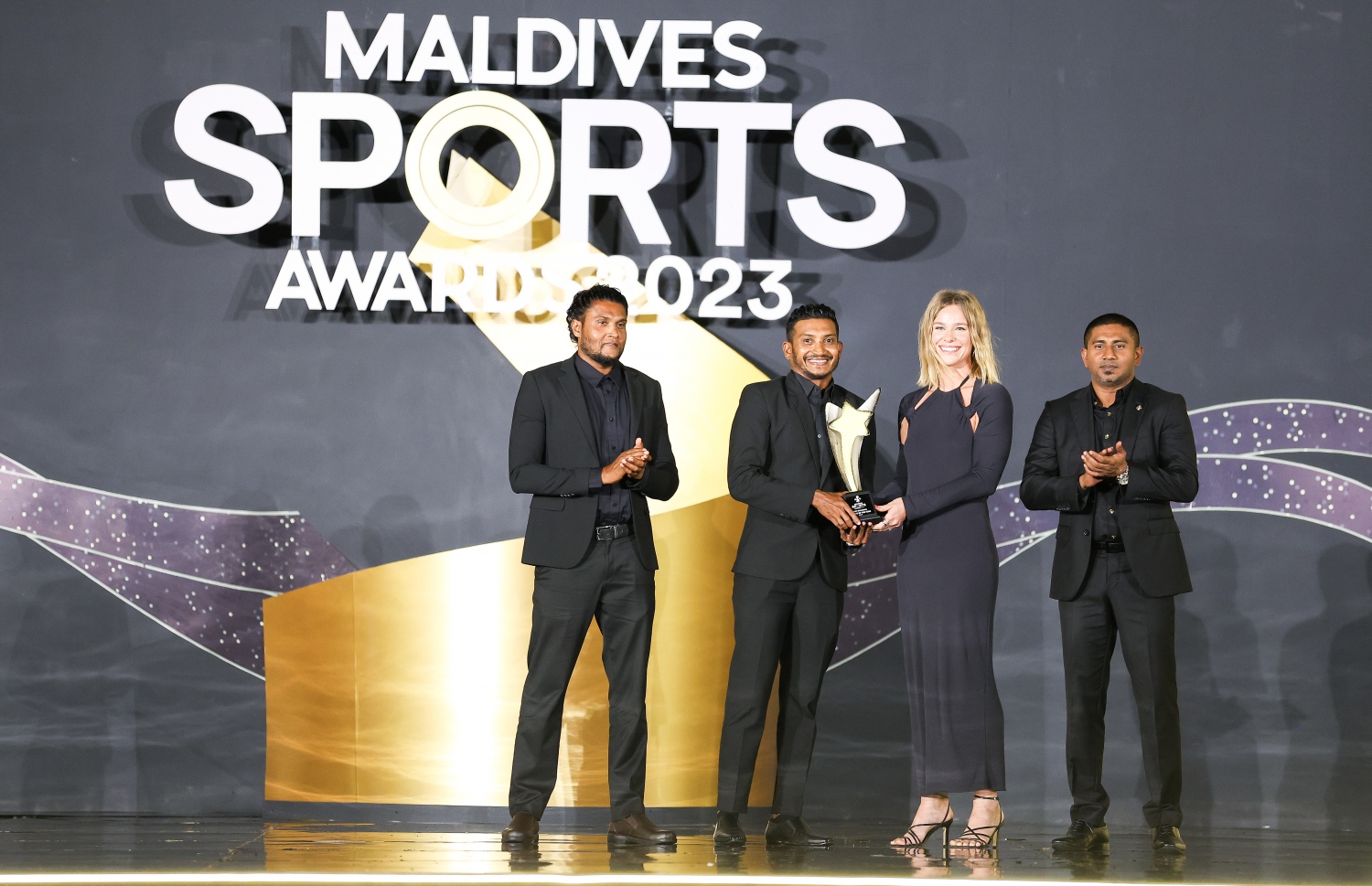 އެންމެ މޮޅު ފިރިހެން ބޮޑީބޯޑިން އެތްލީޓަކަށް ހޮވުނު އަލީ އަކުޝަމް އަހުމަދަށް އެވޯޑު ހަވާލުކޮށްދެނީ: މި އެވޯޑު ހަވާލުކޮށްދެއްވީ އޮޮލިމްޕިކް އިން މެޑަލް ހޯދާފައިވާ ފެތުންތެރިޔާ ޕަނީއަލް ބްލޫމް -- ފޮޓޯ: ފަޔާޒު މޫސާ | މިހާރު