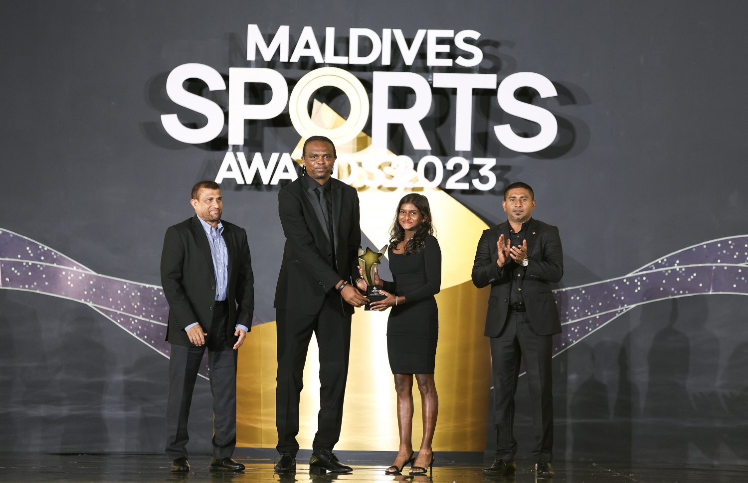 އެންމެ މޮޅު ޓެނިސް ކުޅުންތެރިއަކަށް ހޮވުނު އާރާ އާސާލް އާޒިމަށް އާސެނަލްގެ ކުރީގެ ފޯވާޑް ންވަކްވޯ ކާނޫ އެވޯޑު ހަވާލުކޮށްދެނީ -- ފޮޓޯ: ފަޔާޒު މޫސާ | މިހާރު