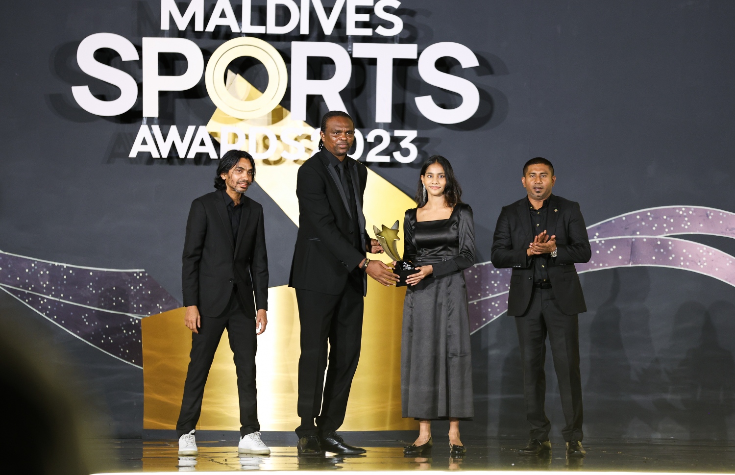 އެންމެ މޮޅު ޓޭބަލް ޓެނިސް ކުޅުންތެރިއަކަށް ހޮވި ފާތިމަތު ދީމާ އަލީ އަށް އާސެނަލްގެ ކުރީގެ ފޯވާޑް ންވަކްވޯ ކާނޫ އެވޯޑު ހަވާލުކޮށްދެނީ -- ފޮޓޯ: ފަޔާޒު މޫސާ | މިހާރު