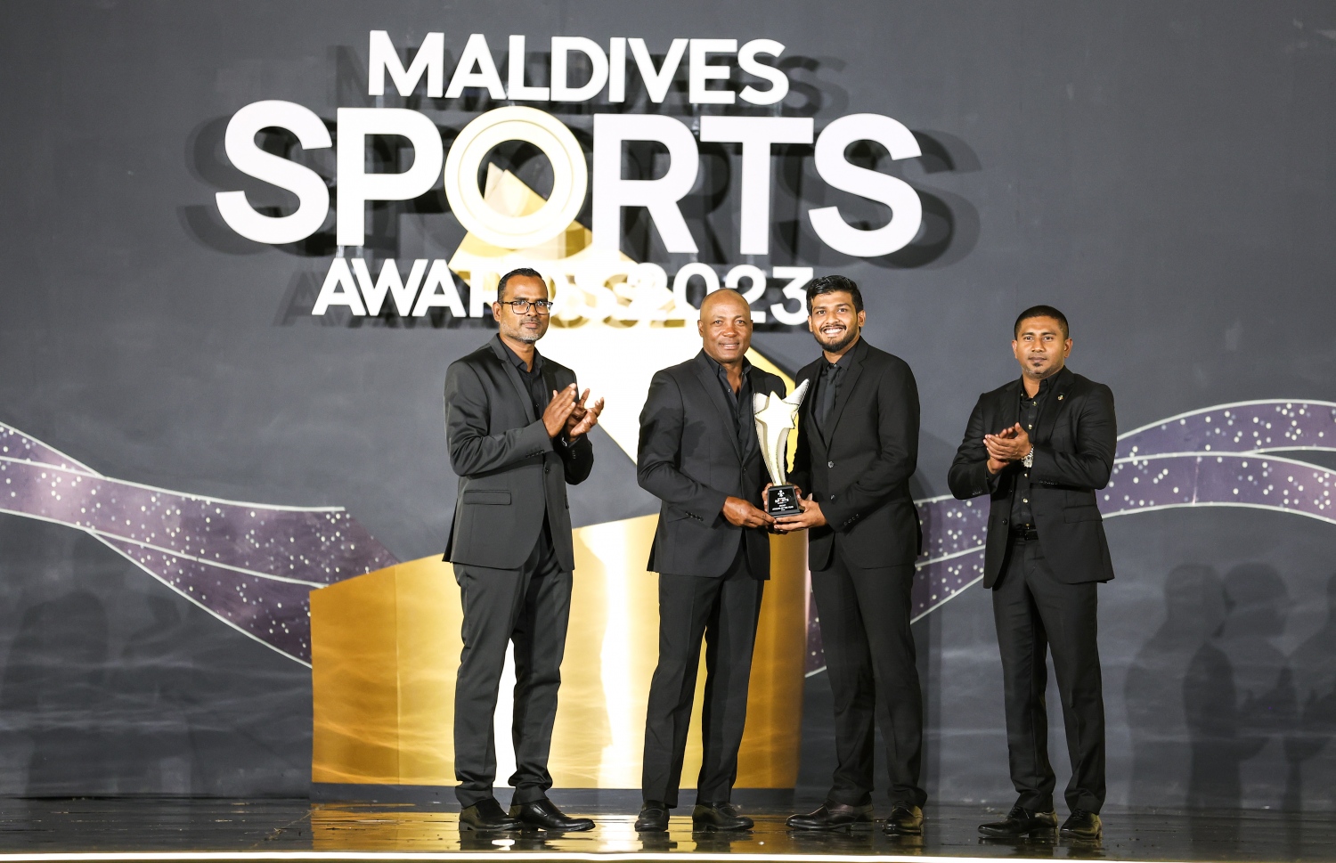 ކްރިކެޓުން ފިރިހެން އެންމެ މޮޅު ކުޅުންތެރިޔަކަށް ހޮވުނު އާދަމް ނާސިފް އުމަރަށް ކްރިކެޓްގެ ތާރީހީ ރެކޯޑްތަކެއް އޮތް ބެޓްސްމަން ބްރަޔާން ލާރާ އެވޯޑު ހަވާލުކޮށްދެނީ -- ފޮޓޯ: ފަޔާޒު މޫސާ | މިހާރު