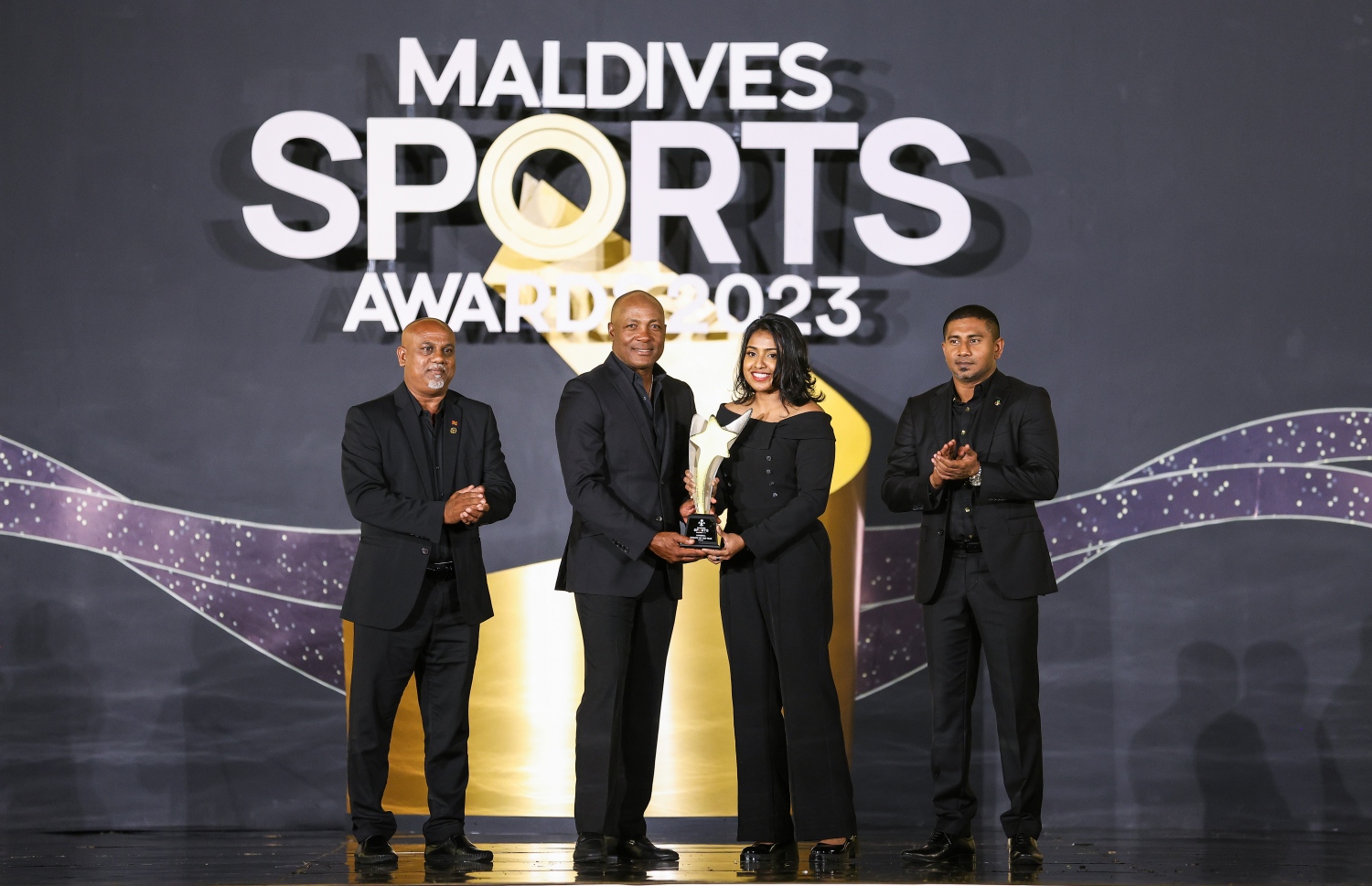 ކްރިކެޓްގެ ތާރީހީ ރެކޯޑްތަކެއް އޮތް ބެޓްސްމަން ބްރަޔާން ލާރާ، ހޭންޑްބޯލުން އެންމެ މޮޅު އަންހެން ކުޅުންތެރިޔަކަށް ހޮވުނު ޒުލައިހާ އިބްރާހިމަށް އެވޯޑު ހަވާލުކޮށްދެނީ -- ފޮޓޯ: ފަޔާޒު މޫސާ | މިހާރު