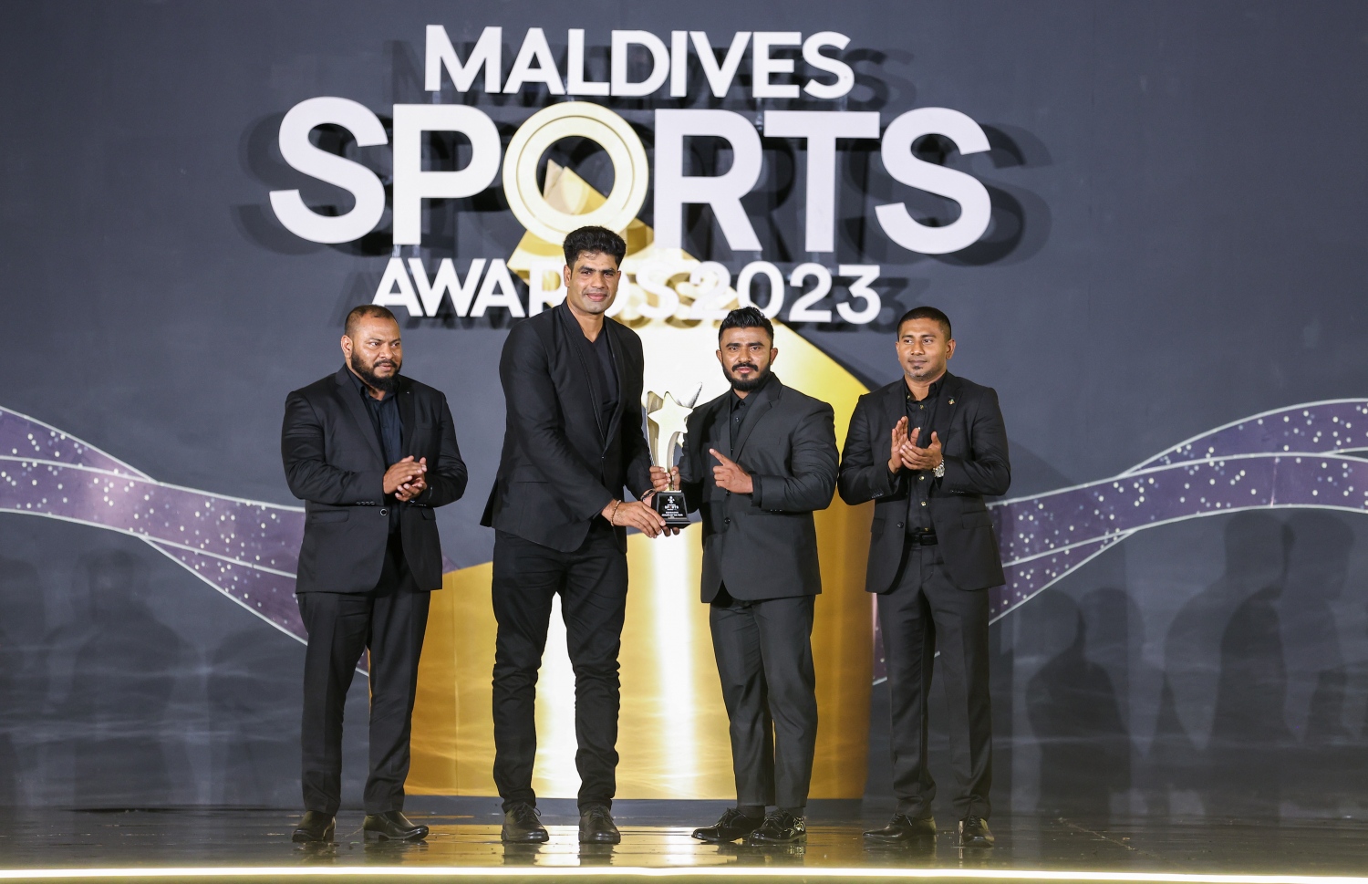 ބޮޑީބިލްޑިން އިން އެންމެ މޮޅު އެތުލީޓަކަށް ހޮވި އަޒްނީން ރަޝާދަށް ޕާކިސްތާންގެ ޖުވެނިލް އުކުންތެރިޔާ އަރުޝަދު ނަދީމް އެވޯޑް ހަވާލުކޮށްދެނީ -- ފޮޓޯ: ފަޔާޒު މޫސާ | މިހާރު