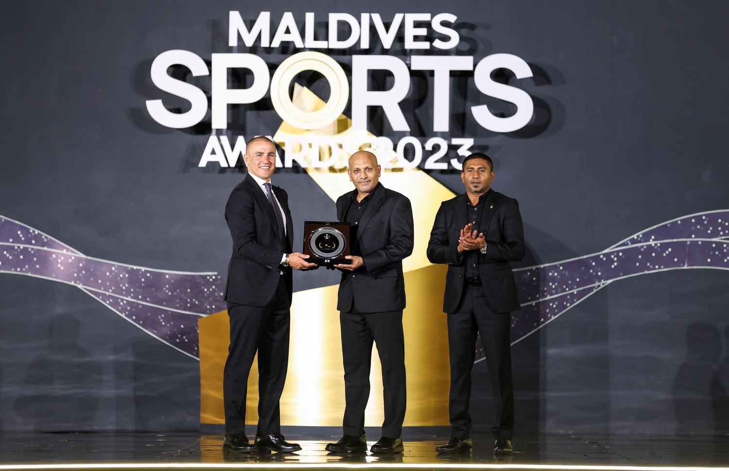 އެއް ވަނަ ކުޅިވަރު އެސޯސިއޭޝަަނަކަށް ހޮވުނު ބެޑްމިންޓަން އެސޯސިއޭޝަންެ ފަރާތުން އެ އެސޯސިއޭޝަންގެ ރައީސް މޫސާ ރަޝީދު (ކ) އެވޯޑާ ހަވާލުވެވަޑައިގަންނަވަނީ.--- ފޮޓޯ: ފަޔާޒު މޫސާ | މިހާރު